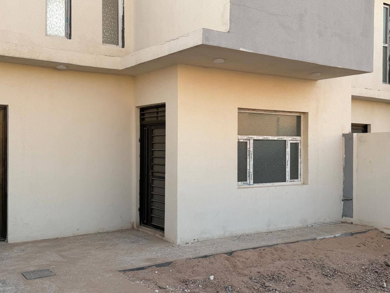 "دار للبيع" 200 متر جاهز للسكن 
 📍 الموقع:  مجمع أبو تراب السكني – المرحلة الثانية 
   #التفاصيلـ 
🏢  نوع العقار:  دار طابق بناء طابوق وصب رفت
 📐 المساحة:   200 م² شارع 12
🛏 عدد الغرف: 2 غرفتين وصالة عرضية واستقبال ومطبخ ومناور2 ومجاميع صحية
🚗 مواقف سيارات: متوفر مع حديقة خارجية 
💰 البيع نقد / للاستفسار علق بتم تصلك التفاصيل 
📑  الأوراق القانونية: سند
📞 للتواصل والاستفسار:
   مكتب دار العقار للاستثمار العقاري
📱  *********** - ***********
📍  النجف الأشرف – مجمع أبو تراب – شارع المكاتب
  #عقارات #دار #منازل #مجمعات #دور #مكاتب
