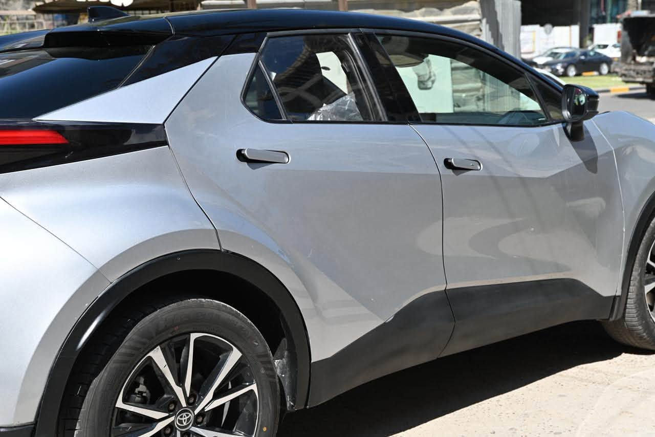 للبيع    السعر   16500  دولار
تويوتا : C-HR موديل 2024 هايبر

  تصميم عصري وهيبة 

محرك هايبرد سعة  1800 لتر  يجمع بين البنزين والكهرباء

  

 ناقل حركة إلكتروني لتحقيق أعلى كفاءة في استهلاك الوقود  

  نظام دفع أمامي مع توازن مثالي للقيادة اليوميه

  كفاءة استثنائية في استهلاك الوقود

  

 باقة أنظمة الأمان Toyota Safety Sense، منها:

   

  تنبيه ما قبل التصادم  

 رادار مثبت السرعة الذكي  

نظام المحافظة على المسار

 نظام صوتي فاخر JBL بـ 8 سماعة

  

  شاشة ترفيهية عالية الدقة بحجم 12.3 إنش مع أندرويد أوتو وأبل كار بلاي 

                                                   ‎ فول مواصفات عدا الفتحه

  بصمة ترحيب عند الاقتراب 

 رادار امامي 

رادار جانبي 

      

رادار خلفي

نقطة عمياء 

تحكم ستيرن 

تحديد مسار الشارع 

 كامرة 

 ثلاثة انضمة قيادة -نورمل -وايكو -وسبورت 

 هاند بريك كهربائي

 

 قماره لون اسود 

‎.                         السياره : وارد اوربي  جميع الايرباكات سليمه  

‎السياره بيها طخه بسيطه في الجاملغ الايمن قرب باب السكن            و مصبوغ وبارد بسيط 

العداد :8000. كيلوا متر   

‎.                  للأستفسار اكثر التواصل واتساب  ***********
