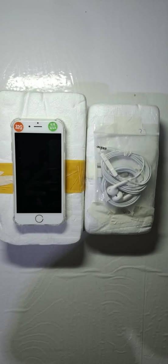 تلفون : iPhone 6
سعة التخزين: 32 جيجابايت
نسبة البطارية: 100%
الحالة: يدعم شريحة، النظافة 95%
الملحقات: كفر شفاف ، كيبل شحن، هيدفون اصليات 
التواصل واتساب او مراسلة الصفحه
واتساب: ***********
السعر ٥٠ الف
