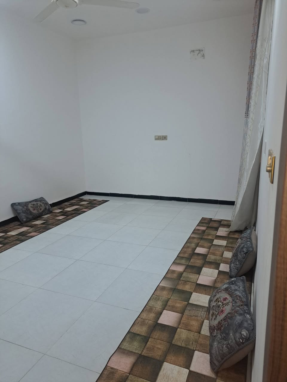 السلام عليكم
بيت للبيع 
المساحة ١٣٠ متر 
الطول ٢٠ متر 
العرض  ٦.٥ متر 
طريق المشاية على شارع ٣٠ متر يقابل الزراعي يحوي
ديوانية.  ٦ متر  * ٣.٣ متر 
غرفة كبيرة  ٦ * ٤ متر 
غرفة    ٦ * ٣.٣ متر 
غرفة  ٥ * ٢.٥ متر 
غرفة غير مكتملة مسكوفة سندويج. ٦ * ٤  تصلح سويت اذا اتممت 
مطبخ   ٥ متر  * ٢.٥ متر 
حمام ٢ متر * ١.٥  عدد ٢ داخلي وخارجي 
علما انه مرهون للاسكان 
يمكن بيعة وتحويلة باسم المشتري في دائرة الاسكان ويسقط فرق السعر الخاص بالاسكان 
للتواصل واتس اب 
***********
*********** للاتصال
