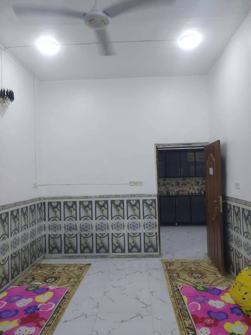 بيت للبيع  مساحه 100 عقد 35  بناء بلوك سقف اعكاده يحتوي على غرفه صاله هول مطبخ صحيات  عنوان كرادة قرب جامع فتح المبين سعر 35 وبي مجال  ***********
