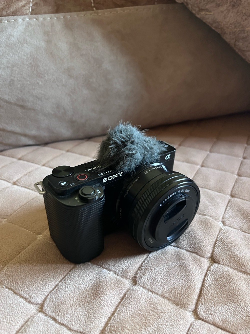 للبيع — كاميرا Sony ZV-E10

🎥 Sony ZV-E10
حالة ممتازة ونظيفة جدًا ✨

المواصفات:

* 📷 24.2MP APS-C
* 🎬 تصوير 4K
* 🎞️ 4K 30fps
* ⚡ Autofocus سريع ودقيق
* 🔄 شاشة متحركة
* 🎙️ مدخل مايكروفون
* 📡 Wi-Fi + Bluetooth

الملحقات عدستها اصليه حزام الكامره علبة الكامره 3 بطاريات وشاحنه 
شترها 25 واي ضرر مابيها مكفوله فوله  
سبب البيع تطوير معدات
محافظتي بابل  
بيها مجال بسيط