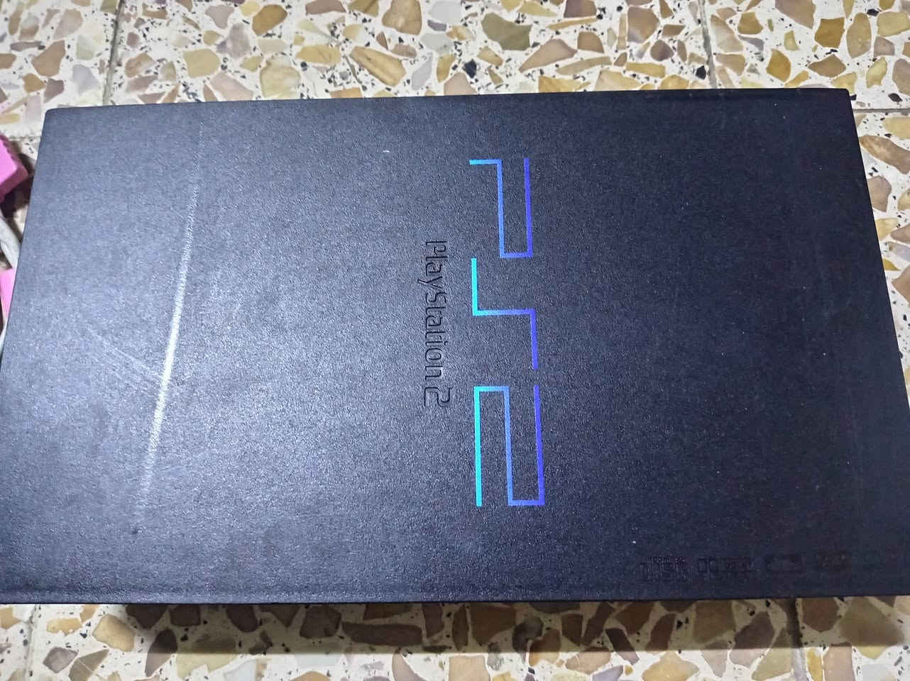 جهاز ps2 كامل ملحقات مع جوستكين بس اكو ملاحضه انو الجوستك الوردي من تدمج دكمتين تكوم تضغط تلقائياً بيه شورت بس تشتغل طبيعي مجرد ما تشلعه وترجعه والجوستك الاحمر الكيوره ميرجعن اعتقد يرادلهن فد شي ينضفهن لان من تقدمه مثلاً ما يرجع يبقه ثابت بس الجوستك كلشي مابيه من ناحية الدكم و الدرفت سليمه نضافة الجهاز 70% يحوي العاب بلي 2 و بلي 1 و ريترو ارج يحتوي على العاب سیکا و nes وتكدر تخلي العاب snes وغيره والجهاز مشتغله بيدي ويخبل فلاش 16gb و ميموري وبس للتواصل موجود واتساب*********** (الشراي يراسل واتساب )
