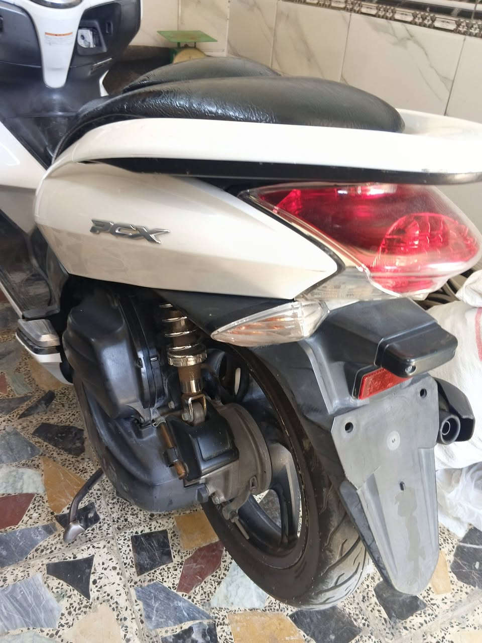 دراجة pcxجيل اول مديل 2016 مكينه 125 
دراجة 

ماكو شي بيها مو شغال كلها شغاله على اخر حبايه ماشيه 42الف حقيقي دراجة تتعب تكول جديده بغداد مدينة الصدر ***********  السعر 1400
