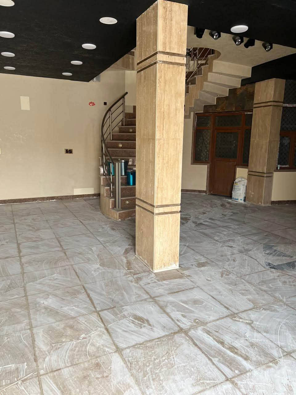 📢 بناية 4 طوابق للايجار - مجمع تجاري متكامل 📢
حسين للعقارات - ***********

مواصفات البناية:
 •  المساحة: 100م² - الواجهة: 10 متر
 •  الطوابق: 4 طوابق + سطح + تشجير خارجي 200م²
 •  الموقع: حي دجلة الطابو "گرارة" - نزلة مجسر الرابط بين اسيا ودجلة

المميزات اللي تبيع البناية:
 1.   واجهة استثمارية: نافورة ضوئية كبيرة + حديقة + ارضية مقرنص + انارة عواميد ليزرية  
    الخارجي يصلح مأكولات ومرطبات وكافتريا
 2.   داخل البناية فندقي: 
  ○  مصعد بانوراما
  ○  ابواب كهربائية "كبنكات"
  ○  شاشة عرض كبيرة + كرة ضوئية + ديكور هلالين
  ○  سبالت گري انفيرتر كل الطوابق
  ○  ارضيات مرمر نقش + صبغ جوتن + ديكور سقوف
  ○  منظومة كامرات + مطافئ حريق
 3.   جاهزة 100% للتشغيل:
  ○  طابق كامل مصمم ملابس وكوزمتك - رفوف + مدرجات + تغليف خشب جاهز
  ○  رفوف كرزات + حاويات بقوليات خشب مطعم بالزجاج
  ○  صحيات + مخزن بكل طابق + مطبخ + منام عمال بالسطح
  ○  الطوابق مفتوحة تصلح: مجمع تجاري، مول، مطعم، عيادات

تصلح لـ:
مجمع تجاري متكامل / مول / مطعم ومقاهي / بناية طبية / معارض / شركات

الاستلام: فوري  
للجادين فقط - المعاينة متاحة يومياً  
حسين للعقارات - ***********
