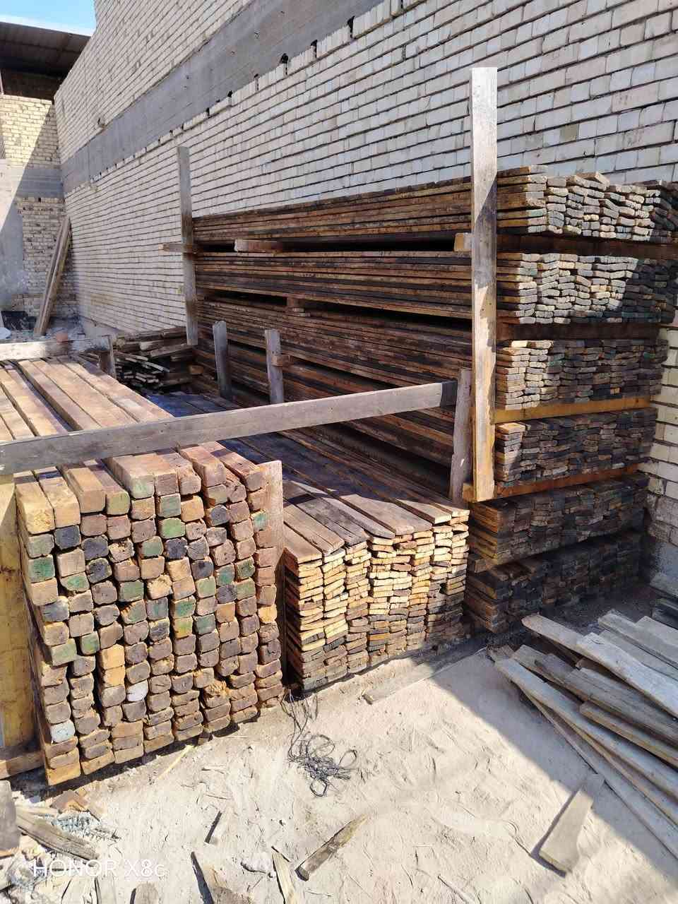 قالب خشب للبيع روسي تارس مساحه 300 متر العدد 13 مكعب العنوان بابل ***********
