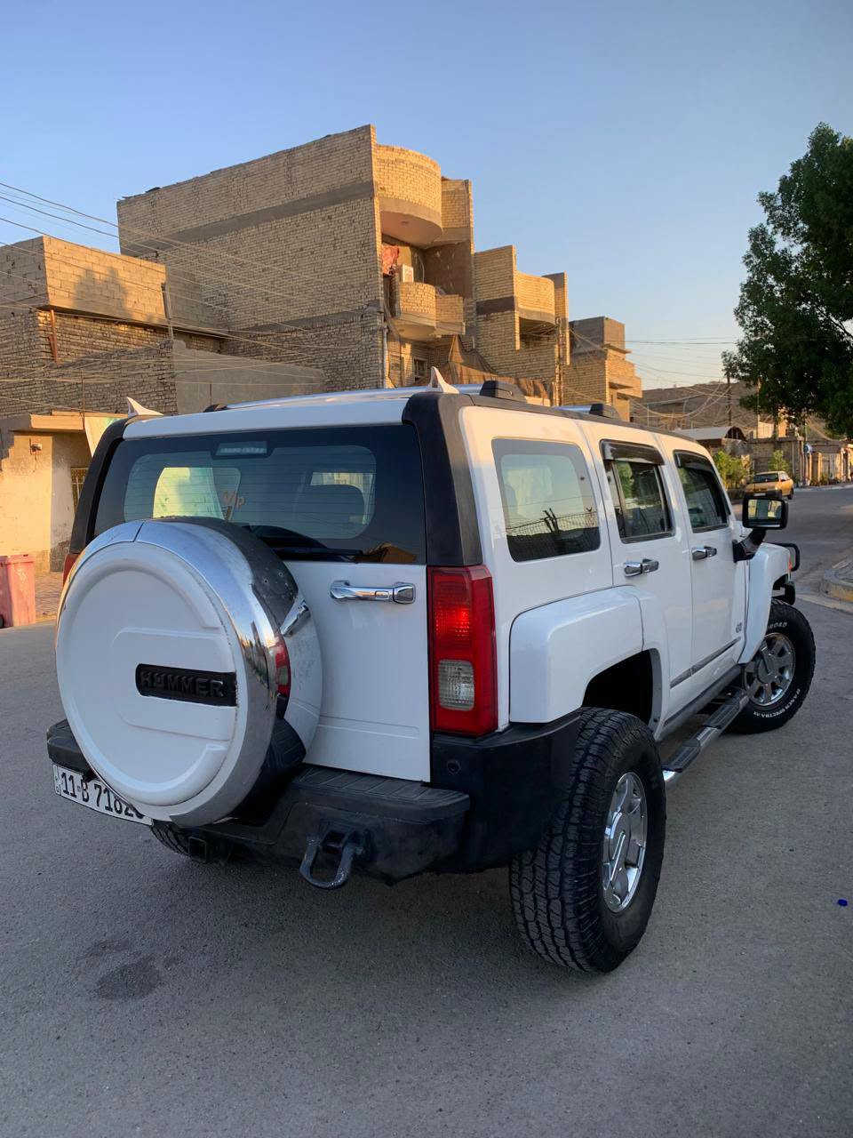السلام عليكم للبيع او المراوس 
همر H3 2007 فول مواصفات السياره بيهه حادث الجاملغ الامامي وبيهه صبغ فقط قطعه مكينه 5 سلندر مكينه وكير كفاله حداديتهه جديده تبريد ثلج ❄️ داخل مخمل لونين شاشه تاب كامره خلفيه بصمه تشغيل منضومه زنون ماشيه 151 الف حقيقي تخم تاير جديد ويل كروم أصلي 
عنوان السياره بغداد حي اور 
السعر اتصل عل رقم او تجي واتساب 
الاستفسار ***********سجاد
