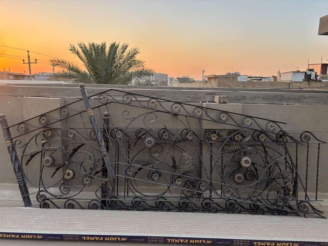السلام عليكم 
عندي محجر حديد نظيف جدا للبيع الطول ١٣ م تقريبا ٤ قطع مع القبظه خشب . لمعرفة السعر 
الاتصال على الرقم بي وات ساب (  ***********)

