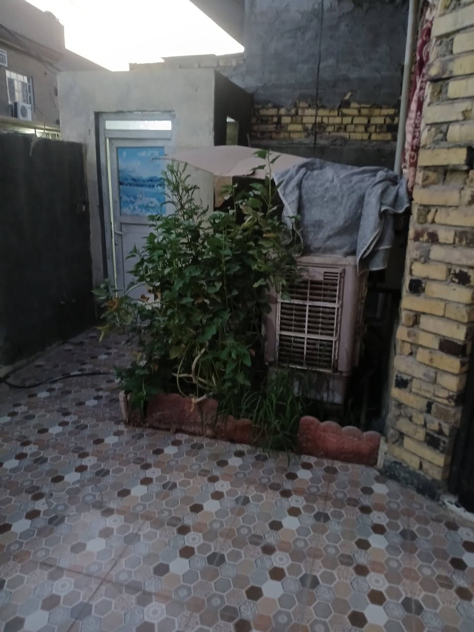 بيت مساحه 200 واجهه 10 نزال 20 طابو زراعي سند 25 بي مشتمل من ظمن البيت يحتوي على 2 غرف نوم كندور ومطبخ واستقبال وطارمه العنوان ابو خستاوي شارع المرور قريب شارع استفسار
*********** 
بيت مساحه 200 واجهه 10 نزال 20 طابو زراعي سند 25 بي مشتمل من ظمن البيت يحتوي على 2 غرف نوم كندور ومطبخ واستقبال وطارمه العنوان ابو خستاوي شارع المرور قريب شارع استفسار
