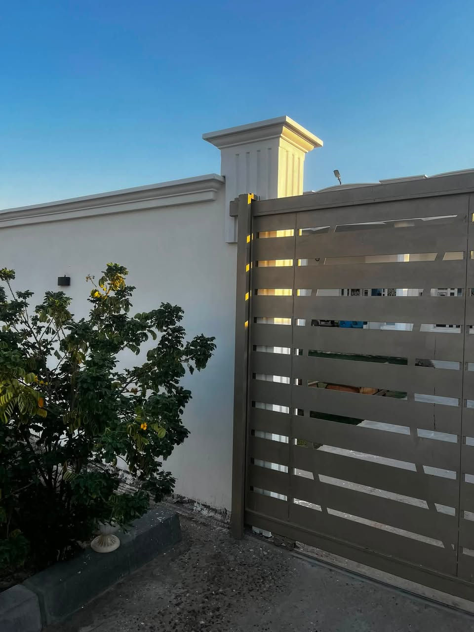 🏡✨ واجهتك هي أول انطباع عن منزلك… خلّها تليق بذوقك✅💯
إذا كنت تفكر بإنشاء واجهة جديدة أو تجديد واجهة منزلك بتصميم أنيق وفخم، فنحن نوفر لك تنفيذًا احترافيًا يجمع بين الجمال، الدقة💯 والأصالة 🏛️🔥

📞 للتواصل واتساب:***********
