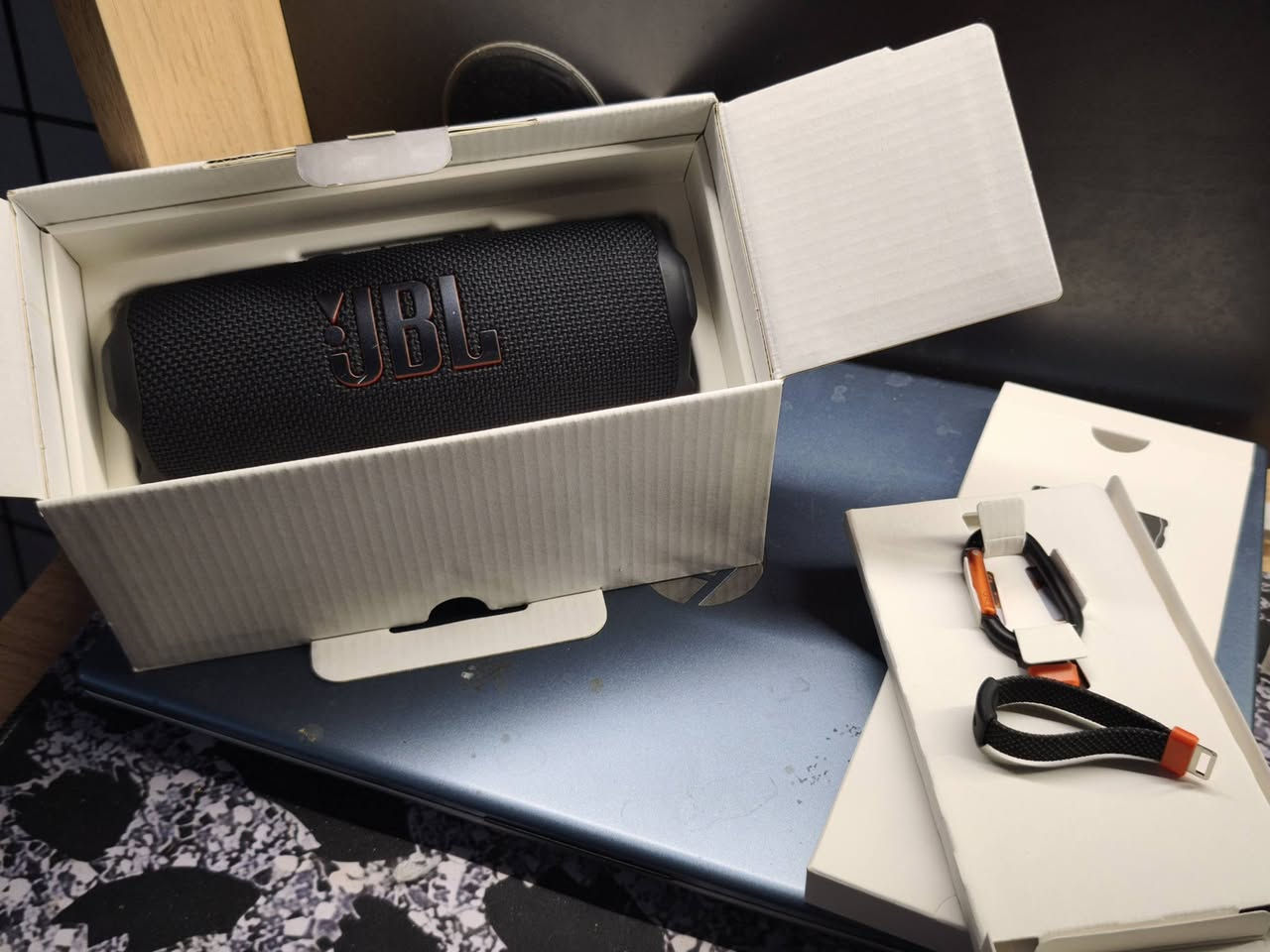 سلام عليكم JBL FLIP 7 كامل ملحقات طبعا بعدة اخو الحديد بي بس شخط بل علامة بعدة داخل بل ضمان ضد الماء و الغبار بل كامل وجودة الصوت هية تحجي سعر  120 وبي مجال لطيبين بغداد الدورة ***********

