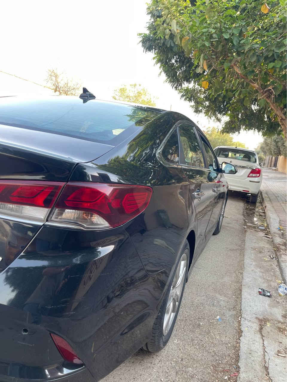 🚘 للبيع Hyundai Sonata 2019

السلام عليكم ورحمة الله وبركاته 🌹

📌 معلومات عامة

• الموديل: Hyundai Sonata 2019
• الوارد: أمريكي
• الفئة: فول أوبشن عدا فتحة السقف
• الاستخدام: شخصي
• الممشى: 60,000 ميل تقريباً
• الحالة العامة: نظيفة جداً، مرتبة، ومكملة من ناحية المواصفات والصيانة، جاهزة للاستخدام ولا تحتاج أي صرف.

🔹 تفاصيل الحوادث

• الحادث في أمريكا كان عبارة عن جاملغ أمامي وشبر من البنيد فقط.
• صار بها حادث في العراق، وتم تبديل الجاملغ الخلفي.
• بدون إيرباك.
• بدون ضربة شاصي.
• بدون لَغَد.
• السيارة نظيفة جداً واستخدام شخصي.

✨ المواصفات والتجهيزات

• فول أوبشن عدا فتحة السقف.
• الكشنات ليست جلد.
• كشن السائق كهربائي.
• كشنات تدفئة 🔥
• بصمة تشغيل.
• بصمة أبواب.
• رادار جانبي بالمرايات.
• نظام تحديد المسار.
• مثبت سرعة.
• شاشة كبيرة.
• منظومة لايت زينون عالي وواطي.
• تبريد ممتاز جداً ❄️

🛠️ حالة السيارة والصيانة

• الصدر كامل جديد أصلي وكالة MOBIS.
• محرك جديد ونظيف جداً.
• بلكات جديدة أصلية.
• فلتر بنزين أصلي جديد.
• تايرات جديدة.
• السيارة كاملة ولا تحتاج أي صرف نهائياً.

🔧 الكفالة

• المحرك والكير والحدادية والتبريد بكفالة.

📍 الموقع والسعر

• الموقع: بغداد – الزعفرانية – أربع شوارع.
• السعر: 125 وقابل للتفاوض.
• للاستفسار: ***********

✅ سيارة مرتبة ونظيفة، مكملة مواصفات وصيانة، وجاهزة للاستخدام مباشرة. بغداد, العراق

