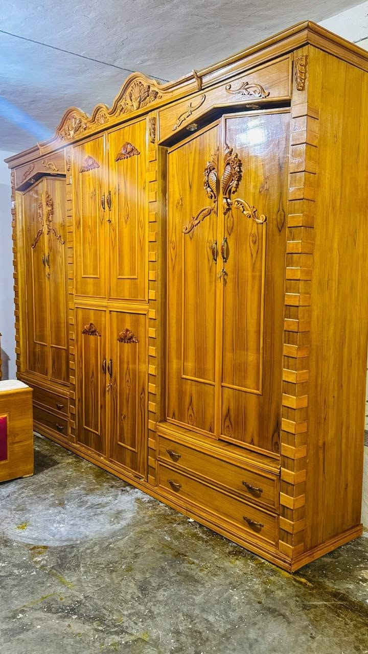 توجد غرفه نوم ملكيه صاج عراقي الخارج ٥ملم طبيعي وداخل ٤ملم شرط حطاطه جيب النجار الي يعجبك نضافه بعده جديده استخدام قليل  السعر مليون و٨٥٠ وبي مجال بسيط للاستفسار اتصال ***********
