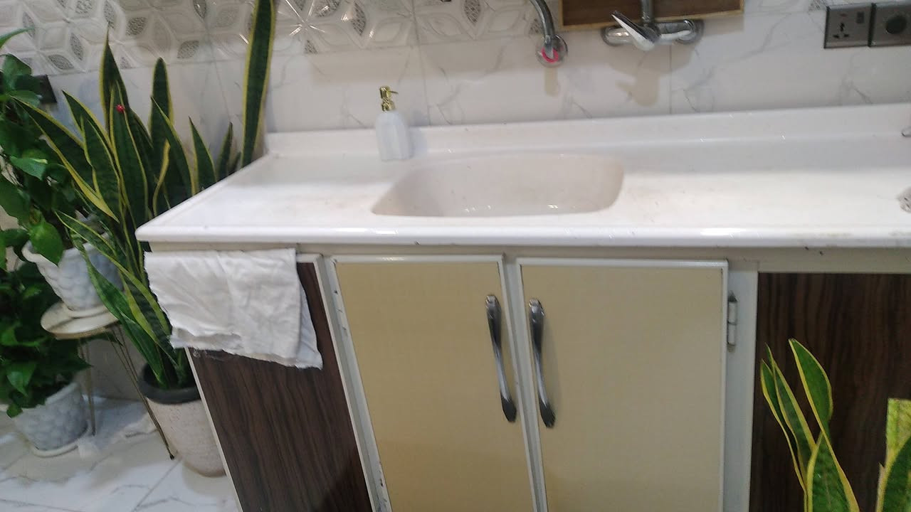 كاونترات المنيوم نظيف جدا مرمر والمنيوم نظيف جدا ملحق عرضه مترين ونص والسنك مترين والكاونتر مترين الارضي للاستفسار على هذا الرقم ***********
