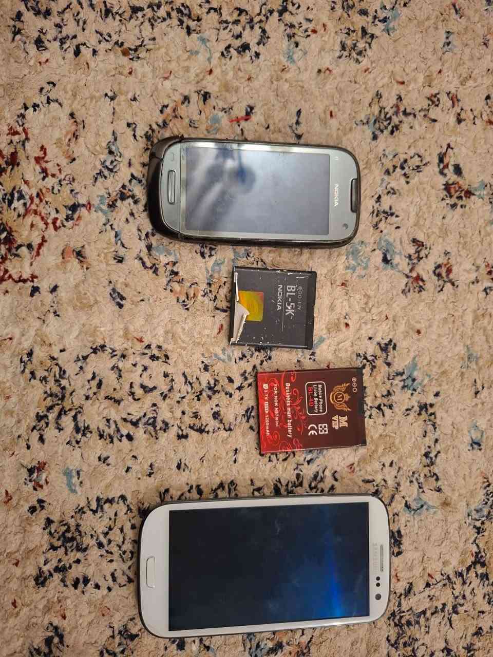 سلام عليكم
C7 عاطل ب5 
S3 شغال بس نقص بطاريه ودكمه تشغيل طايحه  وبيه فطر بطرف صغير شاشه مبين بصوره ابد ما مأثر ب20
بطاريه BL-5K شغاله بس ما ادري اذا تفقد شحن لو لا ب2
بطاريه BL-4U جديده ما مستخدمه ب4 الاف
*توصيل ما عندي* وابيع شلع او جهازين سوه او بطاريتين سوه واذا تريد نظام لS3 احدث يشغل تطبيقات تواصل يصير ب23

