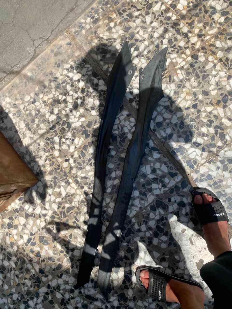 السلام عليكم شباب لحيه وترايش وعداد كيلو متر وسواده وكابريتر كلهن تفصيخ بلاديات للبيع الي يريدهن شلع يدلل وما اقصر وياه والي يريد حاجه هم  بخدمته السكن بغداد حي جميله اي ستفسار خاص او يتصل ***********
