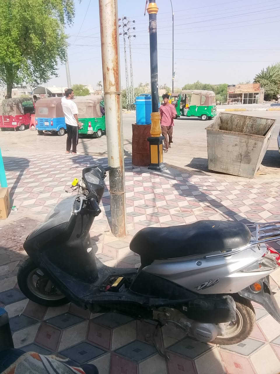 سلام عليكم دراجه للبيع السعر 300 وبيه مجال مكاني قلعه سكر مامتواجد على الفيس صاحب الرقم ***********
