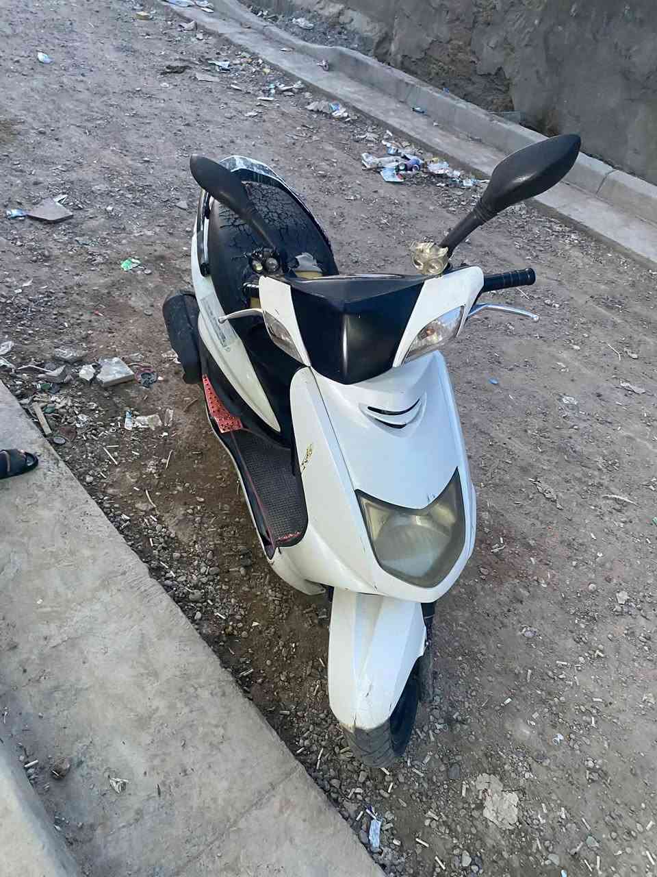 دراجه سكنس دراجه حلوه نكره سلف مكينه حلوه وناعمه نقصه شغلات بسيطه مثل ما تشوف كدامك السعر ٤٥٠ وبيه مجال بسيط حك الجيه الرقم***********
