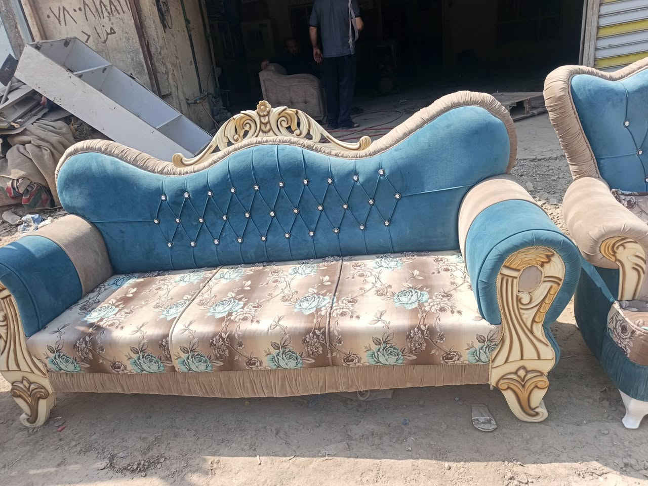 السلام عليكم
تخم ملكي مستخدم نظيف أبو التاج ١٠ نفرات أي ضرار مابيه اسفنج مميز ضد النزوال وخشب قوي باله تركي واكو توصيل الي باب بيتك***********
