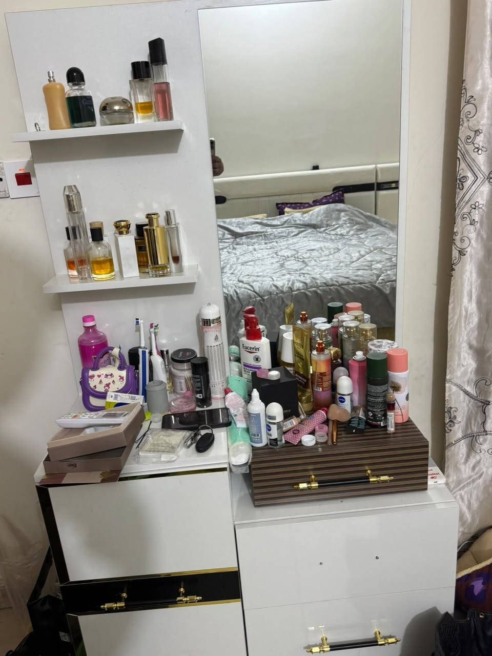 السلام عليكم
غراض للبيع كل جديدات بيع مستعجل 

غرفة نوم 850 وياها دوشك 

الطباخ مستخدم اسبوع واحد بس 290 

ميز الطعام 180 

ثلاجة جديدة 250 

سبلت انفيرتر طن 300 
 
سنگ جديد 150 

مكانهم بغداد المنصور

***********
