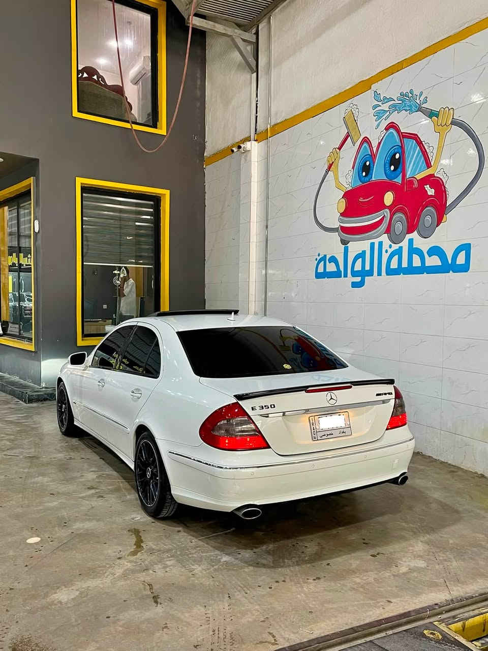 مارسدس W211 E350 2007
وكالة خليجية ELEGANCE
اللون ابيض داخل جلد عسلي 
مكينة ٦ سلندر ٣٥٠٠ تنفس طبيعي
كير ٧ نمر وضعية سبورت وكمفرت 
نظيفة جدا سيرفس كامل صفر مسج 
وكالة خليجيه بدون حادث  
دفع خلفي المرغوب، تحكم ستيرن
ستيرن كهرباء ، فتحة ، برده خلفية كهرباء 
لايت داينمك ، بلوجكتر سمارت 
زراك لايت ، جام ازرق اوتو
كشنات جلد كهرباء خزن ميموري
حساسات امامية خلفية ، اوتو هولد
ويل ١٧ ، تاير عالي ، صدر جديد 
ارضيات شركة تبريد ثلج 
 بدون اي نقص رقم بغداد باسمي
بيع او مرواس بموديل احدث 
العنوان بغداد
 سعر $١٥٨
تواصل ***********
