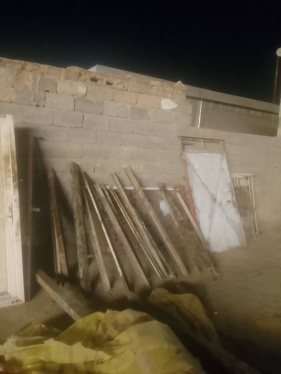 السلام عليكم
يوجد لدي بلوك تفليش مستخدم  نضيف  مع ابواب وشبابيك وراصطات لتواصل رقم ***********
