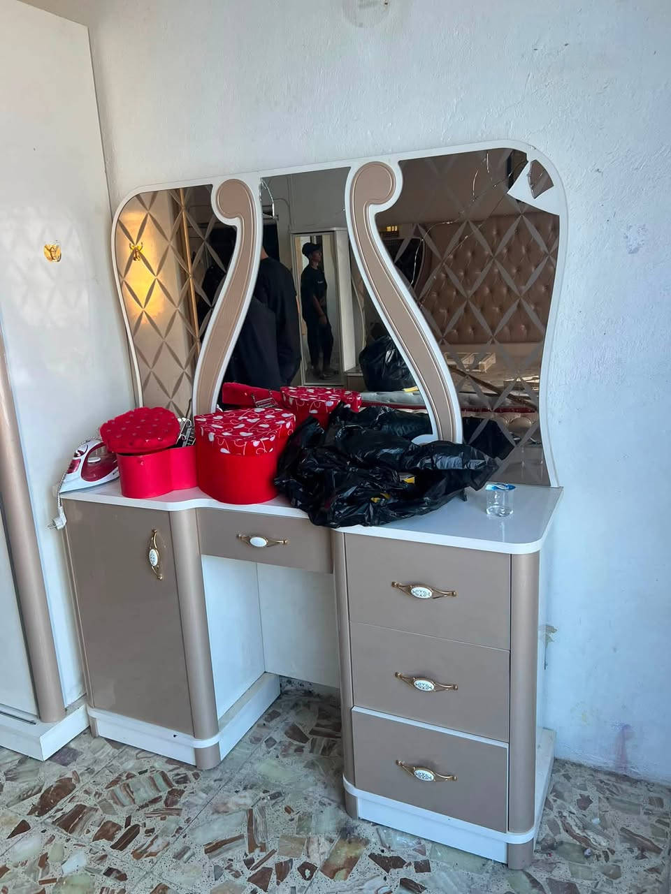 غرفة نوم تركي مستعمله بس كلش نضيفه وقويه السعر ب800وبيها مجال اتصلو عل هذا رقم ***********

