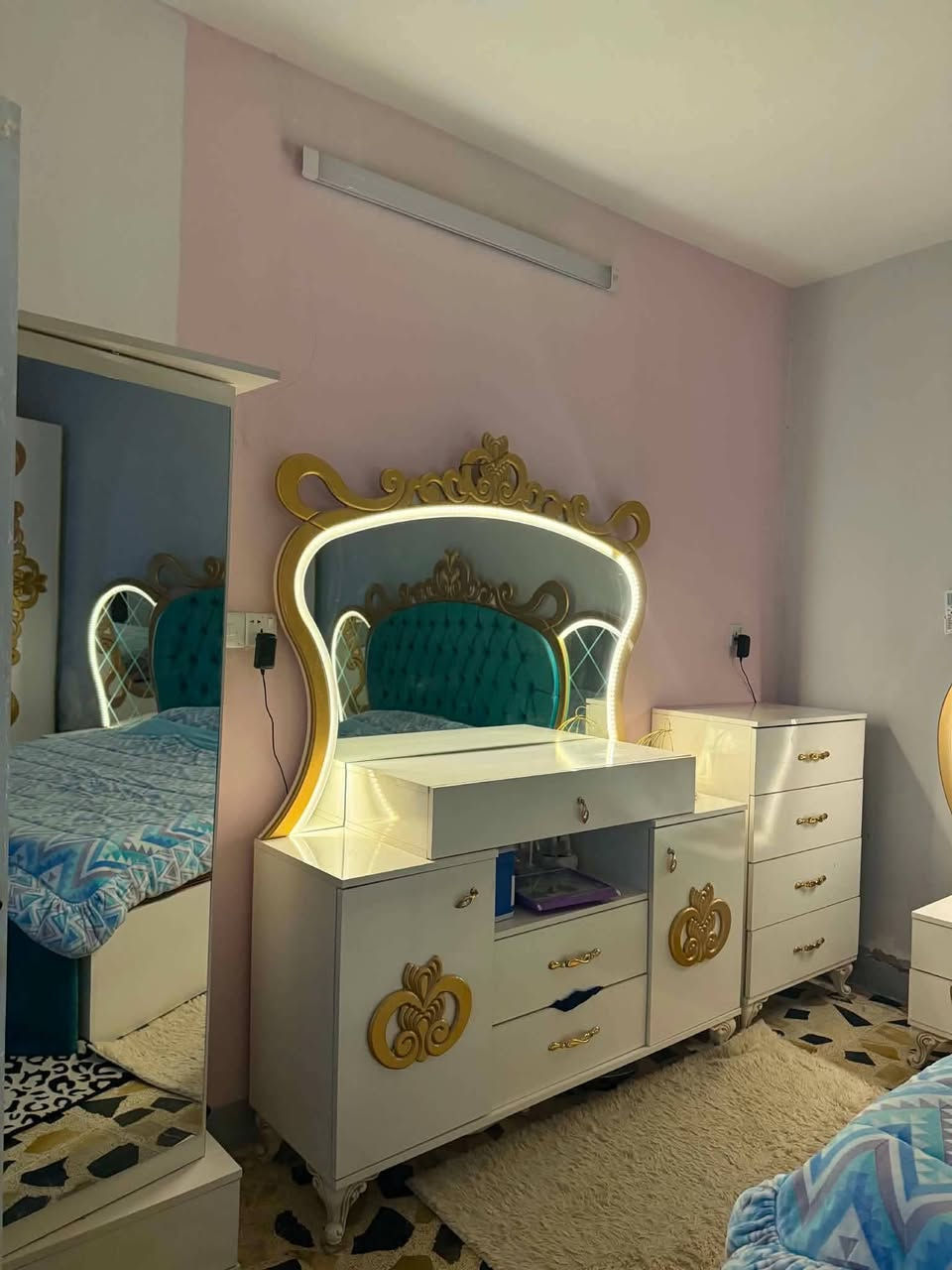 السلام عليكم
🌟 للبيع غرفة نوم تركية – 7 قطع 🌟

غرفة نوم تركية أنيقة، بحالة ممتازة ونظيفة جداً، 

✅ تتكون من 7 قطع
✅ صناعة تركية
✅ استعمال نظيف ومحافظ عليها
✅ جاهزة للاستخدام ولا تحتاج أي تصليح

السعر : مليون و200 وبيها مجال 
الموقع: بغداد 
للاستفسار والتواصل: ***********
