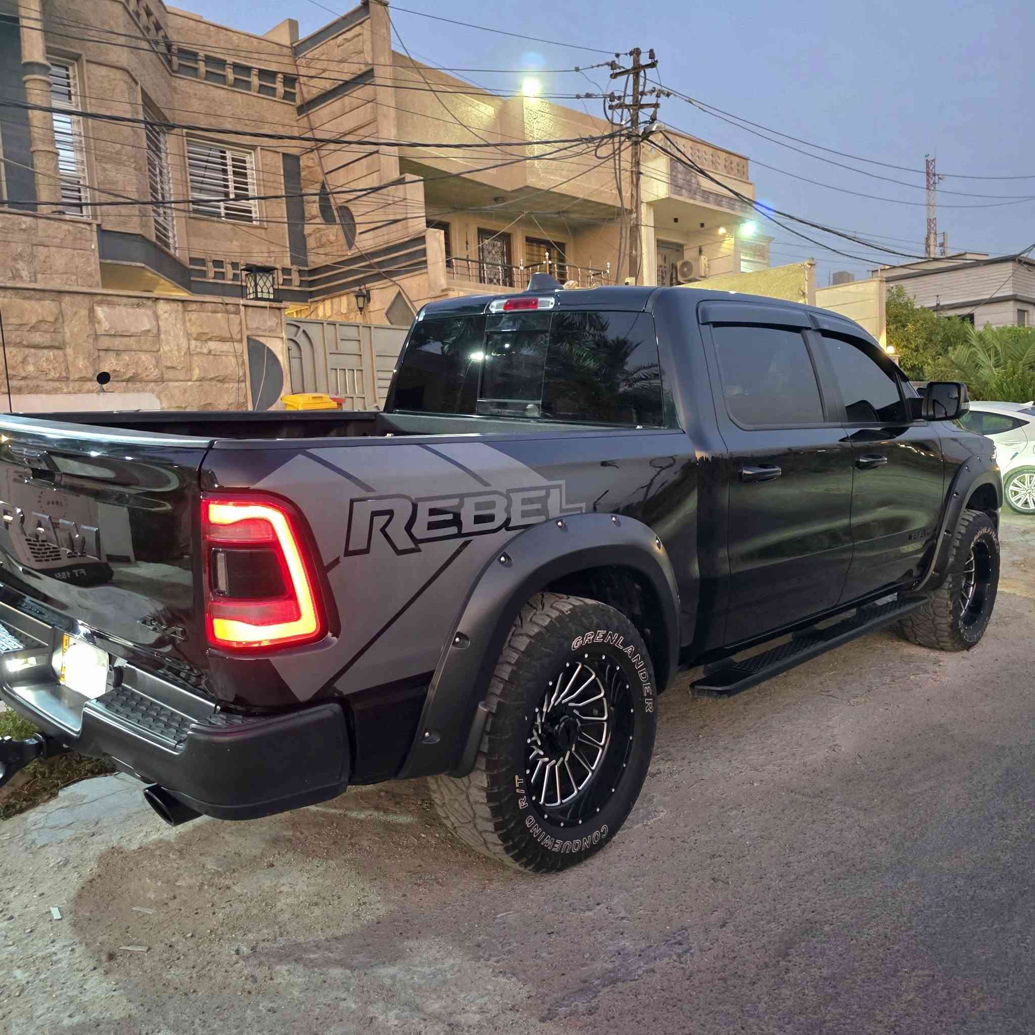 الموديل : 2020 
المحرك : V8 5.7L . 
المواصفات :

* شاشة كبيرة 12 أنچ . 
* نظام ملاحة GPS . 
* سقف بانوراما . 
* المصابيح الأمامية زنون .
* كشافات الضباب زنون . 
* المصابيح الأمامية LED .
* المصابيح الخلفية LED . 
* نقطة عمياء . 
* دخول ذكي (بصمة) . 
* تشغيل عن بعد .
* مقاعد الجلد الفاخر خاصة لنسخة REBEL
* مقعد السائق كهربائي. 
* مقعد الراكب كهربائي. 
* تدفئة مقاعد . 
* تدفئة ستيرن . 
* المقاعد كهربائية .
* حساسات امامية .
* حساسات خلفية . 
* كاميرا خلفية . 
* دوسات جانبية . 
* مكيف خلفي .
* المرايا الجانبية قابلة للطي كهربائيا .  
* الشباك الخلفي كهربائي .
* هاند بريك كهربائي . 
* نظام تشغيل واطفاء اوتوماتيك لتقليل صرف الوقود . 

الاستفسار ***********
