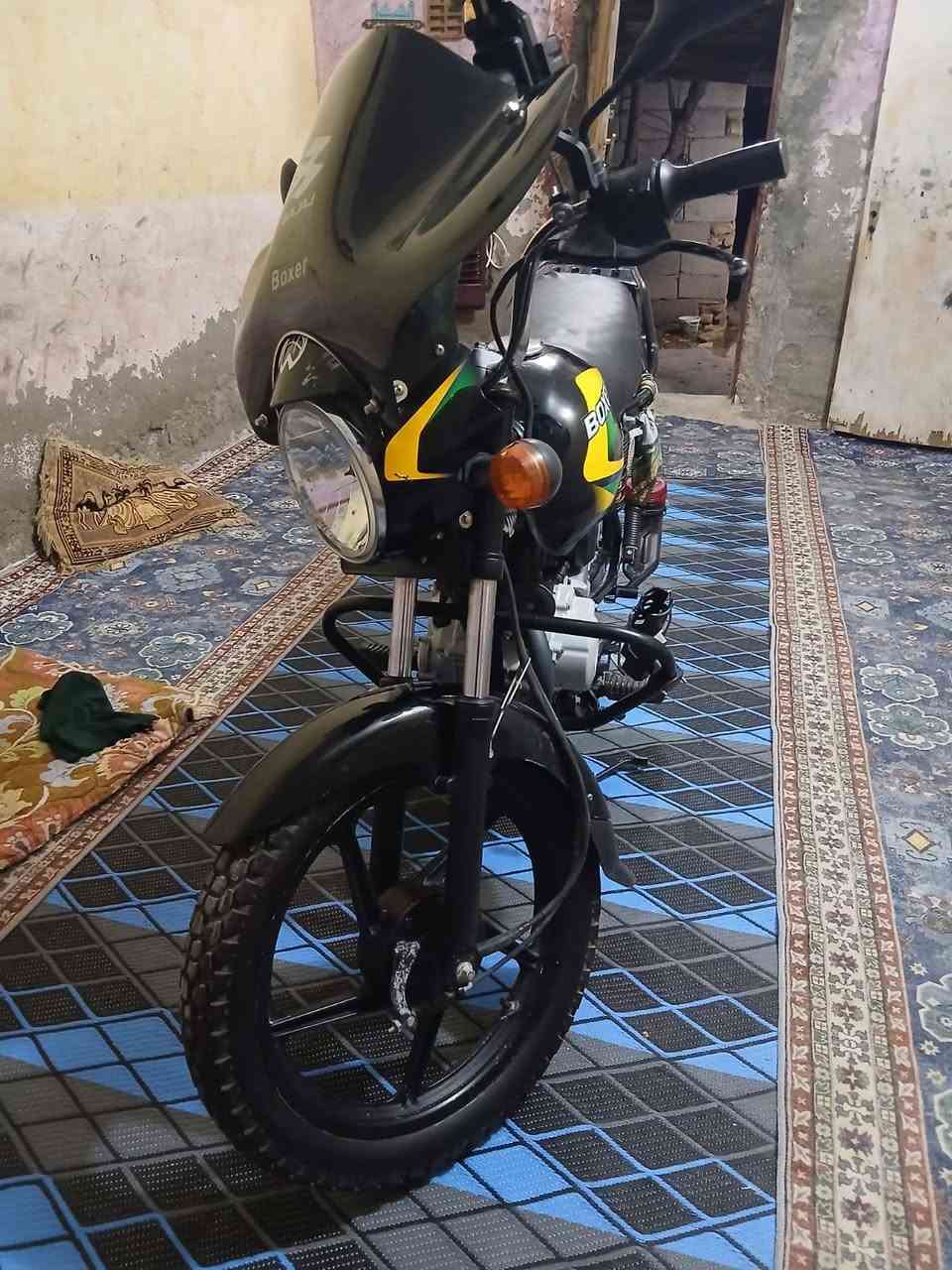 السلام عليكم بوكسر م 23 طالعه بال 24 الدراجه  برغي ما مفتوح بيها دراجه نظيفه وعلى ايدي انا اطلعها من الوكيل دراجه من الاخير جاهزه من كل شيء
١٧٠٠
***********

