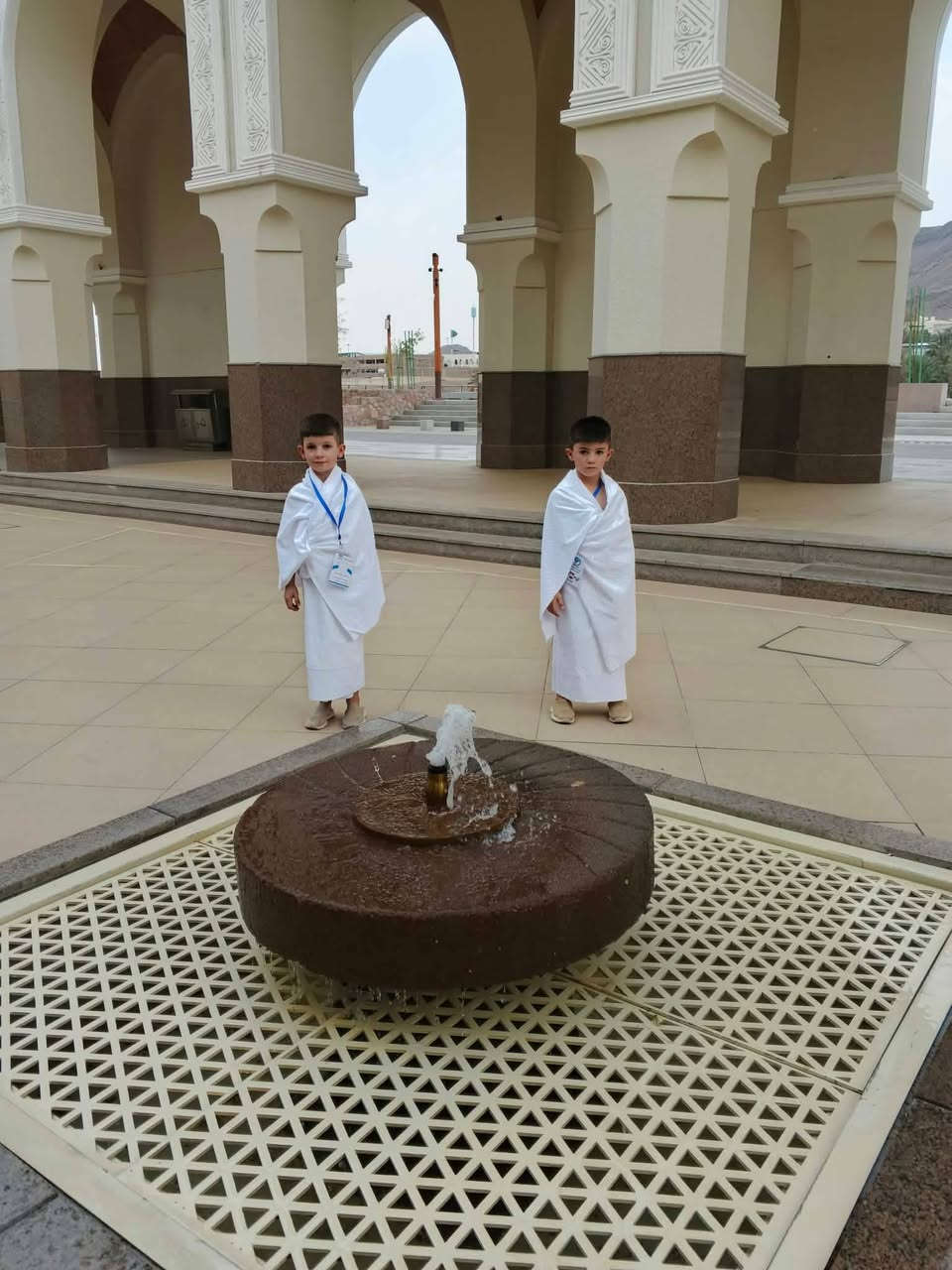 الحمد لله رب العالمين...... 
احرام معتمرينا الأعزاء من 
ميقات أبيار علي . مسجد الشجرة
لأداء مناسك العمره المفردة أشهر ربيع الآخر
نسأل الله أن يتقبل طاعاتهم وصالح أعمالهم
. _________________________
 خادم ضيوف الرحمن
سليم الشجيري
, ***********
***********
