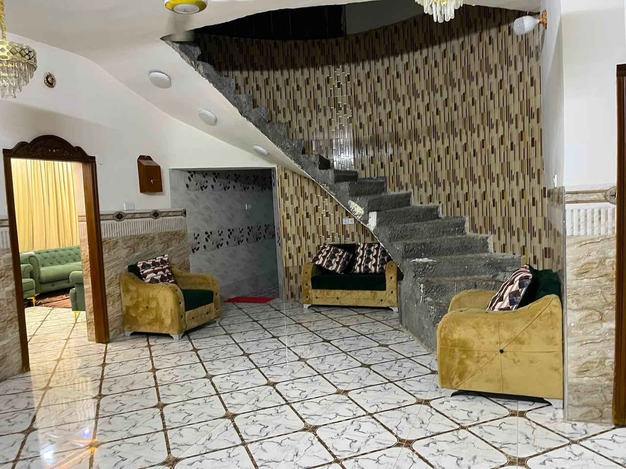 للبيع دار طابقين حجة + محل 
 
المساحة ٣٠٠ متر

السعر ١٥٠ مليون وبي مجال 

الموقع - قضاء بلد - خلف حولي البعنون - خلف التجاري - مقابيل مدرسة القلم الاهلية للبنين 

 يحتوي على 

١- طابقين ٥ غرف نوم 

٢- صاله مفتوحه 
٣- استقبال 
٤- مطبخ 
٥- صحيات داخلية وخارجية 
٦- كراج 
٧- محل 
٨- كراج  
٩- البيت الطابق الاول سيراميك جداري وارضي 
مع ملاحظه / الطابق الثاني فقط يحتاج ابياض واسطار يحتوي على ٣ غرف مع سويت داخلي 

للاستفسار اتصل على *********** - ***********
