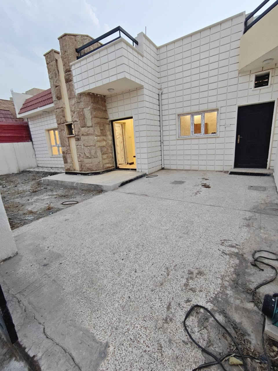 بيت للبيع 
بمجمع اليرموك 
250متر طابق ونص 
3غرف نوم 
كراج + حديقه +مكون من 3مجمعات صحيه 
للاستفسار ***********
