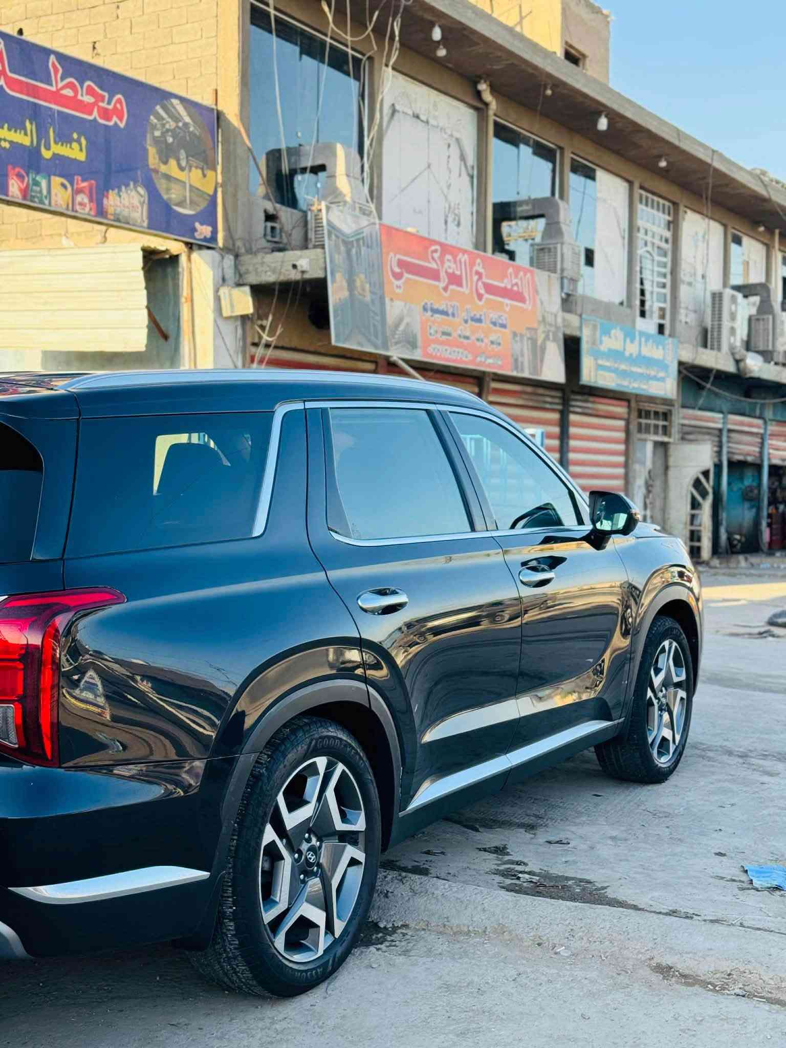 السلام عليكم
للبيع هونداي بالسايد فول مواصفات وارد امريكي ( )
 الفئة : لمتدد موديل 2023 ماشية فقط40 الف مايل قابل لزيادة  
الون : نيلي فوووول1/1 
حادث جملغ و بنيد مبدلت بلدي بدون دوخل 
مواصفات سيارة 
1-دبل بانوراما 
2-كشنات تدفئه تبريد امامي خلفي
 3-كشنات جلد اسود ملكي 
 4- 7 راكب vip منفصل  
5-كشنات خزن كهربائي 
6- نظام صوت متكامل (10) سماعات من Harman Kardon
7-ستيرن تدفئه + هزاز ستيرن 
8-شفتات ستيرن مع تحكمات كاملة 
9-شاشه دجيتال الكتروني 
10-داتا شو 
11-خمسة كامرات 360 درجة
12-كامرة دواره 
13-كامرة بالمري 
14-لايتات زينون 
15-لد خلفي 
16-اشارة بالمري 
17-بصمة 
18-بصمة ابواب 
19-سايد بريك كهربائيّ 
20-صندوق كهربائي ( بصمة ) 
21-نظام المنحدرات  
22-بردات خلفي 
23-محرك 6سلندر 3.8L 
24-تشغيل عن بعد و دخول ذكي 
25-اوتو هولد 
26-توقف ذكي 
27-مثبت سرعة مع مثبت مسارات 
28-تحديد مسارات متكامل مع قيادة ذاتية 
29-رادارات امامي خلفي جانبي 
30-حساسات امامي خلفي جانبي 
31-شحن وايرليس لجميع المقاعد الامامية والخلفية
32-التبريد مركزي 3 قطع 
33-اوتو Stop ✋🏻
34-المرايا الجانبية قلاب عند الرجوع للخلف 
-رقمها بغداد بأسمي تحويل مباشر 
-وبعد بيها هواي موصفات                                                                                                                                                           السعر242بيه مجال كلش بصيط  :***********
