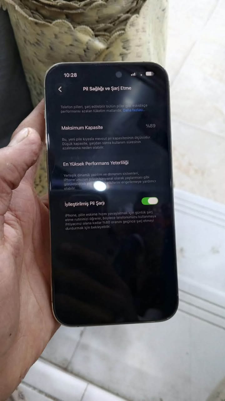*********** ايفون 14 برو ماكس.900

نص مكتوب في الصور:
- 10:28
- Pil Sağlığı ve Şarj Etme
- Telefon pilleri, şarj edilebilir bütün piller gibi eskidikçe performansı azalan tüketim mallarıdır. Daha fazlası...
- Maksimum Kapasite
- %89
- Bu, yeni pile kıyasla mevcut pil kapasitesinin ölçüsüdür. Düşük kapasite, şarjdan sonra kullanım süresinin azalmasına neden olabilir.
- En Yüksek Performans Yeterliliği
- Yerleşik dinamik yazılım ve donanım sistemleri, iPhone'unuzun pilinin kimyasal olarak yaşlanması gibi görülebilecek pe... etkilerini engellemeye yardımcı olabilir.
- İyileştirilmiş Pil Şarjı
- iPhone, pilin eskime hızını yavaşlatmak için günlük şarj etme rutininizi öğrenir, böylece telefonunuzu kullanmaya ihtiyacınız olana kadar %80 oranını geçince şarj etmeyi durdurmak için bekleyebilir.