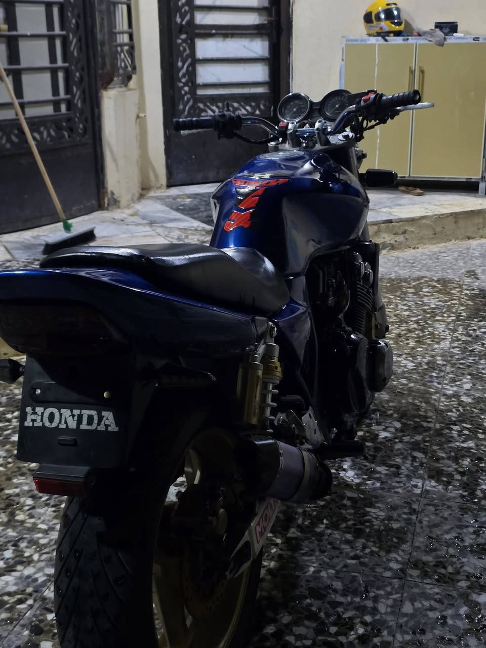 السلام عليكم سيبي فور 400cc النضافه كدام عينك كلشي موضح بلفيديو والفيديو من قريب اوارق بيها 3 اوراق بس تعبانه الدراجه فول شلعه ومعدل تخم تايرات جدد باتري جديد الدراجه تاخذها تتونس بيها مكاني كربلا طويريج المكينه كفاله بس تفيلس صالنصه رياضي صوت بلمكينه ابد ماكو بلفيديو موضح اكو صوت بس مو بلمكينه بلصالنصه لان قويه ومن تجي تتاكد وتشلع عيوني 
الرقم:***********
السعر:مليون و 350
