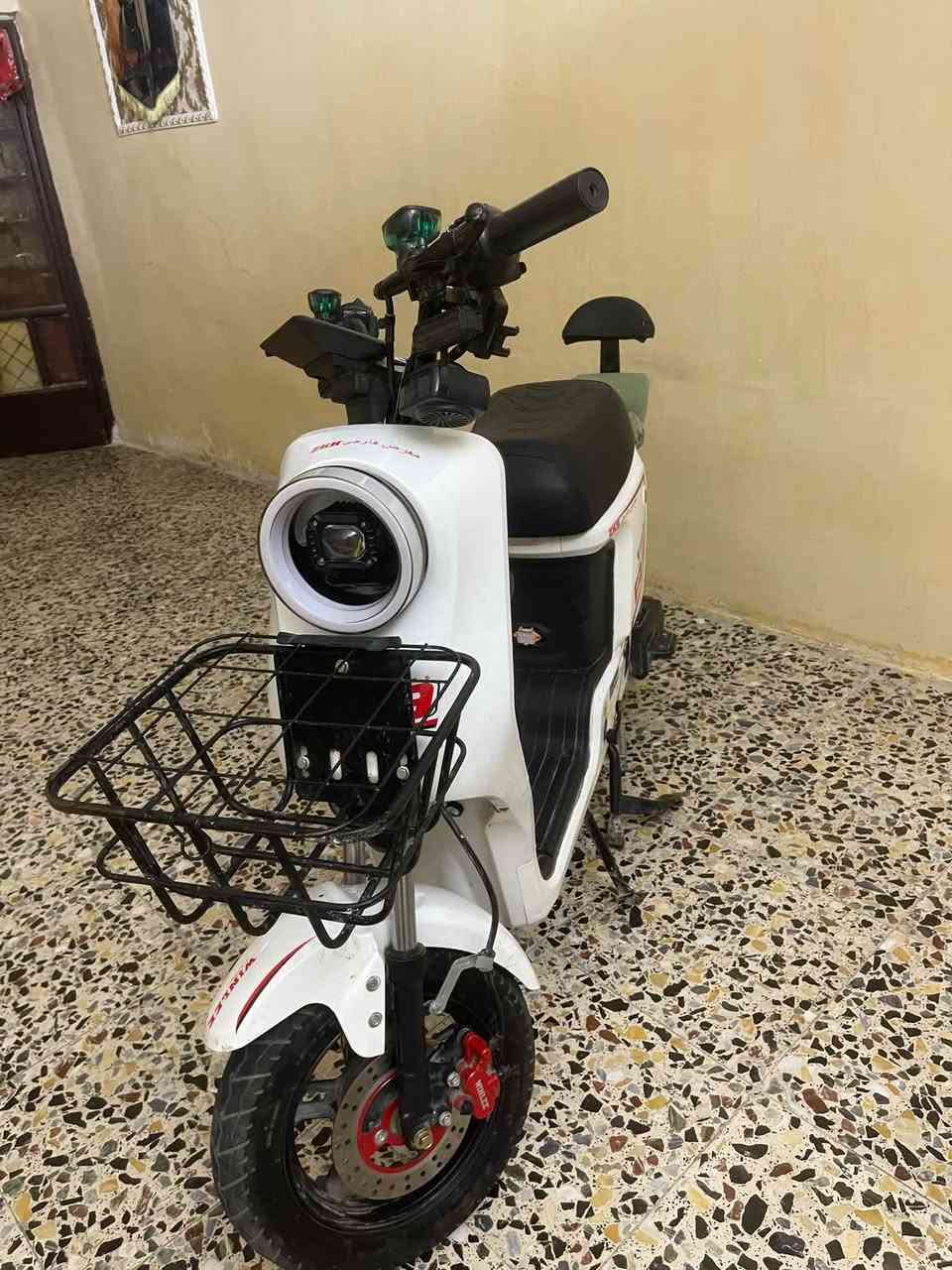 السلام عليكم 
دراجه 9R الدراجه جديده استعمال قليل 
5 بطاريات 🔋 
حساسات شغاله 
بك شغال 
4 نمر 
نشرات داخليه وخارجية 
بيها بس الهورن ميشتغل 
وبطاريه وحده البرغي مالتها سايف بس البطاريه شغاله ممئثره 
الجفوف مال بايدر موجودات بس مشادهن 
السعر 500 وبيها مجال مكاني بغداد قرب التاجيات 

مكلف بل نشر 
***********
