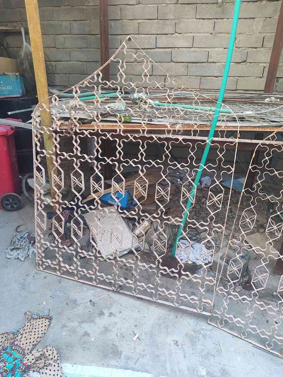 بوريات ابو 6 مفتوح من النص يرهمن للعنده زرع او مجاري طول البوري 5متر وبيهن 4متر +محجر شبابيك وباب حديد عرض متر ونص بمترين و20.للاستفسار خاص او اتصال على الرقم ***********مكاني بني منصور منطقة ابو غريب.
