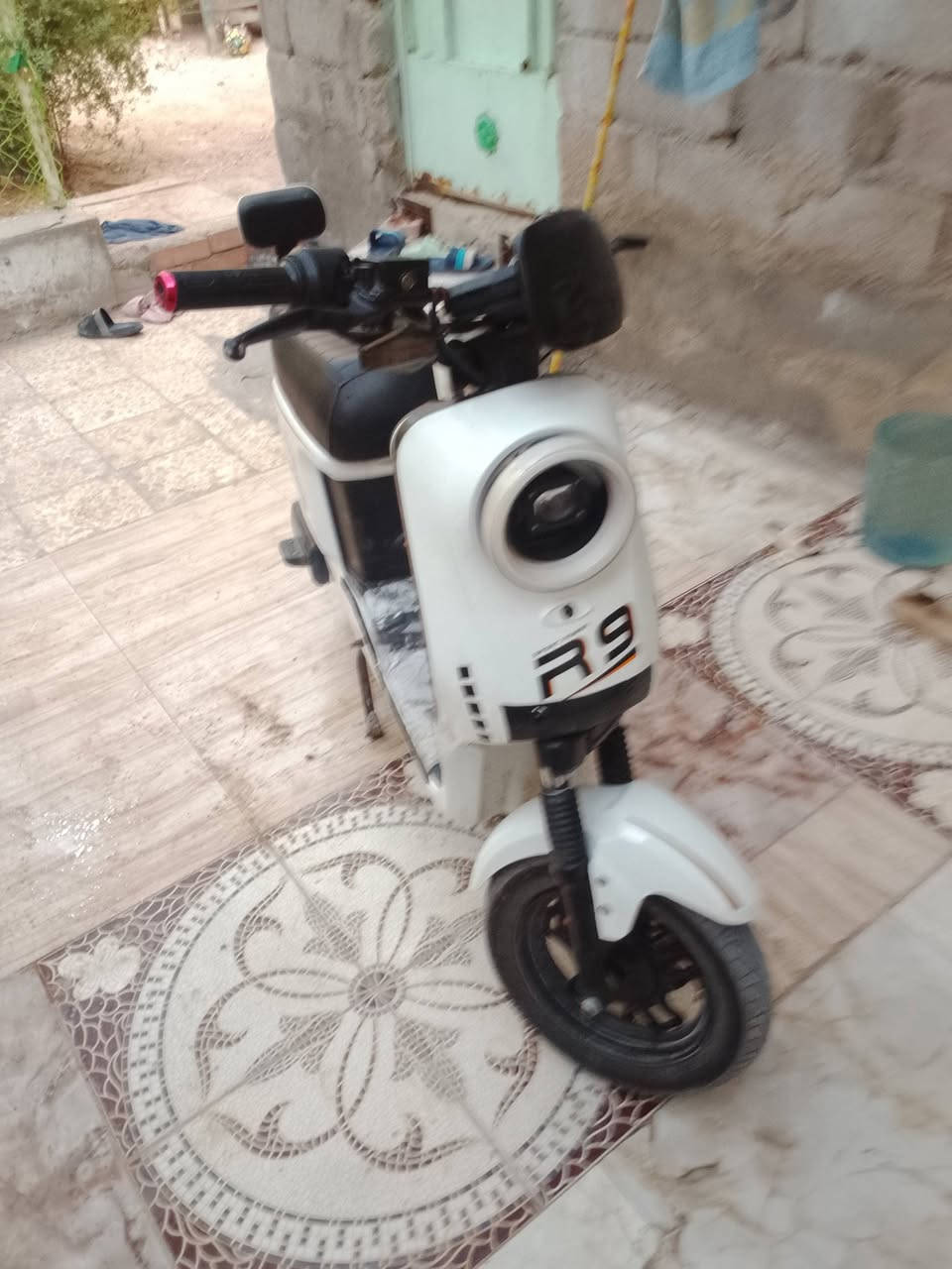 دراجه آر تسعه موديل سته وعشرين خذيتها وكيل 600. دراجه نضيفه شوفت عينكم صالها 3 اشهر من خذيتها رايده 450 وبيها مجال مكاني بصره تنومه صالحيه متواجد واتساب ***********
