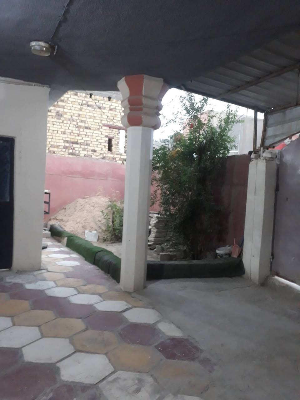 بيت مساحته 👈220م
@(غرفتين --هول--استقبال--مطبخ--صحيات--
ممرات داير البيت --السقف صب كونكريت)
#العنوان --محيزم 
2--قرب--مدرسه--حمائم--السلام
#قرب-- شارع --100

#الخدمات👇
1-كيبل ضوئي انترنت ✅
2-مي بدون ماطور✅
3-قرار تطويب ✅
4-مولد ذهبي✅

السعر 👈(38وبي مجال)
للاستفسار --مراسله --الصفحه. ***********
