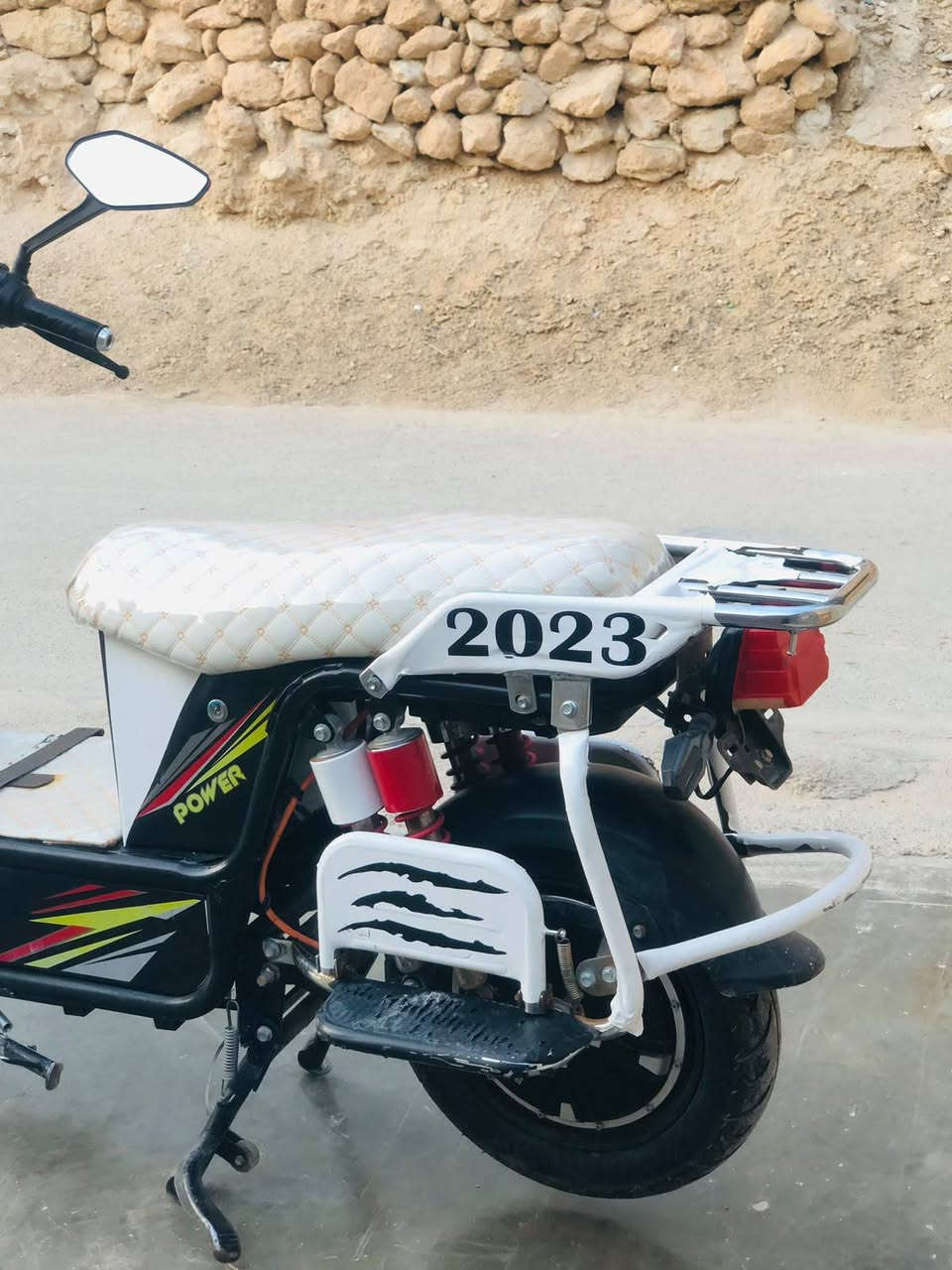 ماطور شحن هيوشه للبيع بطاريات على الفحص الكهربائيات كلها شغاله نظيف والسعر 450 وبي مجال والاستفسار على هذا الرقم *********** 📞
