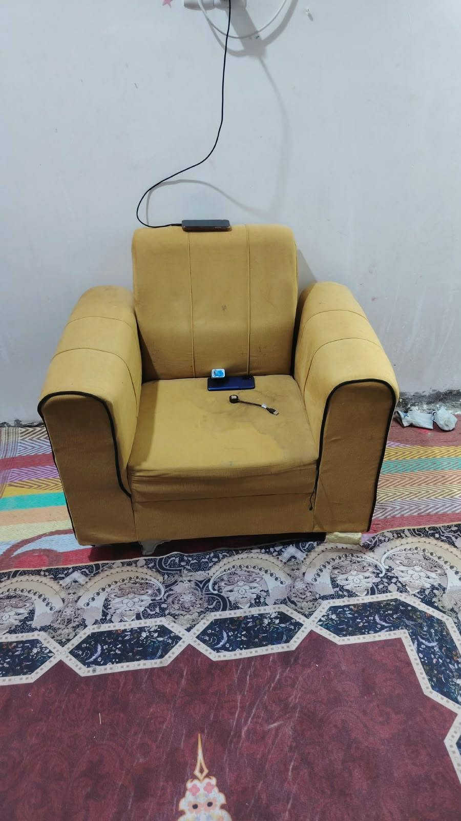السلام عليكم غرفه  البيع
سعرها. مليون وبيها 

وقنفات  خمس قطع. سعرهن ب150 وبيهن مجال
