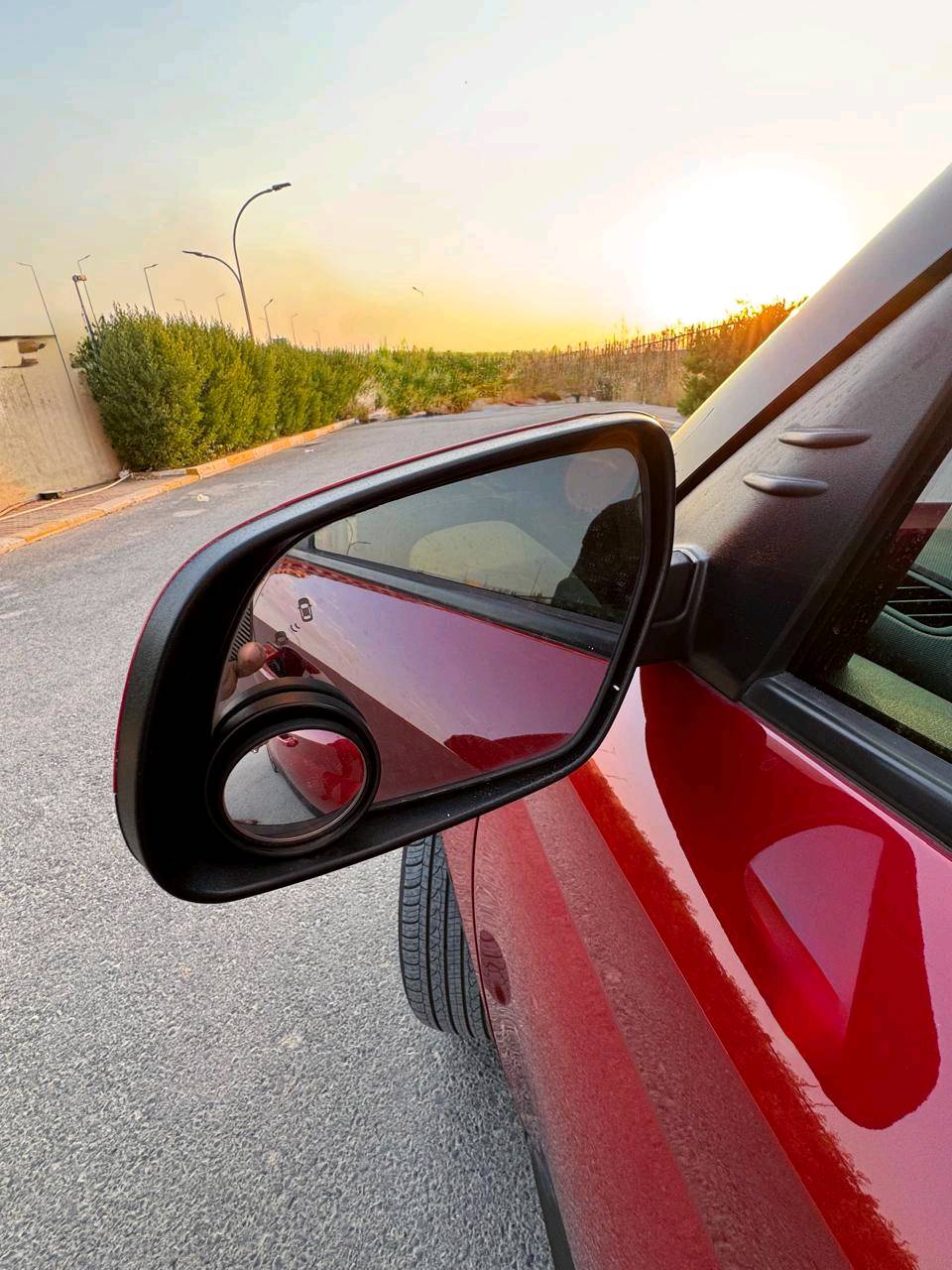 🚗 للبيع: هيونداي فينو (Hyundai Venue) موديل 2023 - فول مواصفات 🚗
سيارة قمة بالنظافة، اقتصادية جداً، ومجهزة بجميع مواصفات الراحة والأمان، جاهزة للاستخدام والتحويل المباشر.
أبرز المواصفات:
الموديل واللون: 2023 - أحمر مميز.
المحرك والقير: 4 سلندر سعة 1.6L اقتصادي جداً مع قير أوتوماتيك ناعم.
الشاشة والتقنيات: شاشة وسطية تدعم آبل كاربلاي وأندرويد أوتو + عدادات ديجيتال بالكامل.
المقصورة: مقاعد جلد وقماش مميزة بحالة الممتاز.
أنظمة الأمان: تنبيه النقطة العمياء، نظام كشف المسار، مانع تصادم، وكاميرا خلفية مع خطوط توجيهية.
الإضافات: تشغيل بصمة، دخول ذكي، ويل أوفر 17 إنش، سكك سقف، ومثبت سرعة.
الحالة والضرر:
صبغ بنيد فقط (حادث سطحي بسيط).
كفالة شاصي، لغود، وأيرباجات سليمة.
بشرط الفحص (مكينة، قير، كهرائيات).
السعر والتواصل:
السعر المطلوب: 130 ورقة ($13٫000) - وفيها مجال بسيط للجادين بعد المعاينة.
كفالة رقم 15 ورقة.
المكان: [اربيل]
للتواصل: [***********] / يتوفر واتساب.