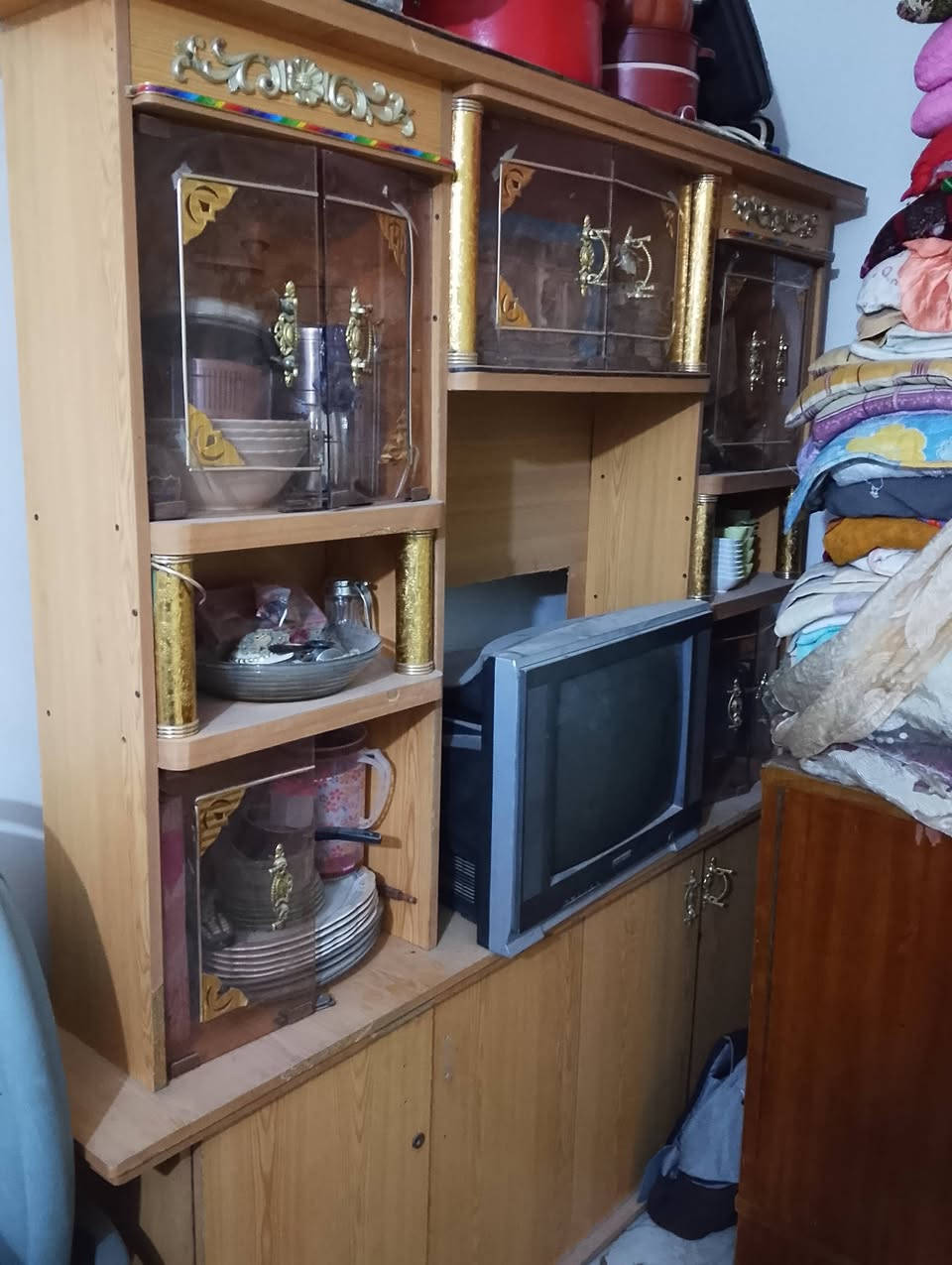 غراض لبيت للبيع نضيفات سبب البيع لغرض النقل الي بيت جديد
1 مجمده نضيفه وشغاله ثلج
2غرفه نوم صاج أصلي تسكام 
3كاونتر مطبخ نضيف 
4غساله Lg لاصليه ونضيفه جدا ولمس 
5جربايه ام النفر نضيفه جدا 
6 معرض مواعين مع تلفزيون 
مكان واسط كوت حي حكيم مكلف بنشر ***********
