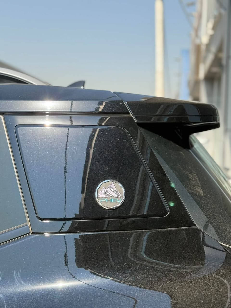 معرض بغداد المركزي
🚙 Jetour T1 2.0T    2027

* المحرك: 2.0 لتر تيربو، 4 سلندر

* القوة: 187 كيلوواط ≈ 254 حصان

* العزم: 390 نيوتن متر

* القير: أوتوماتيك 8 سرعات

* Comfort: دفع أمامي FWD

* Luxury: دفع رباعي AWD

* السرعة القصوى: 180 كم/س

* خزان الوقود: 70 لتر

* المقاعد: 5

* الطول × العرض × الارتفاع: 4705 × 1967 × 1843 ملم

* قاعدة العجلات: 2800 ملم

* الجنوط: 19 إنش

* التعليق: أمامي MacPherson وخلفي Multi-link.

العنوان📍:بغداد معارض البياع مقابيل محطه وقود سيديه 

معرض <بغداد المركزي >

☎️***********☎️

☎️***********☎️
