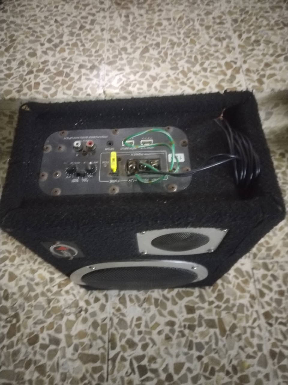 السلام عليكم مضخم للبيع 12V صوت دمام فول شغال كامل السعر 30الف ***********
