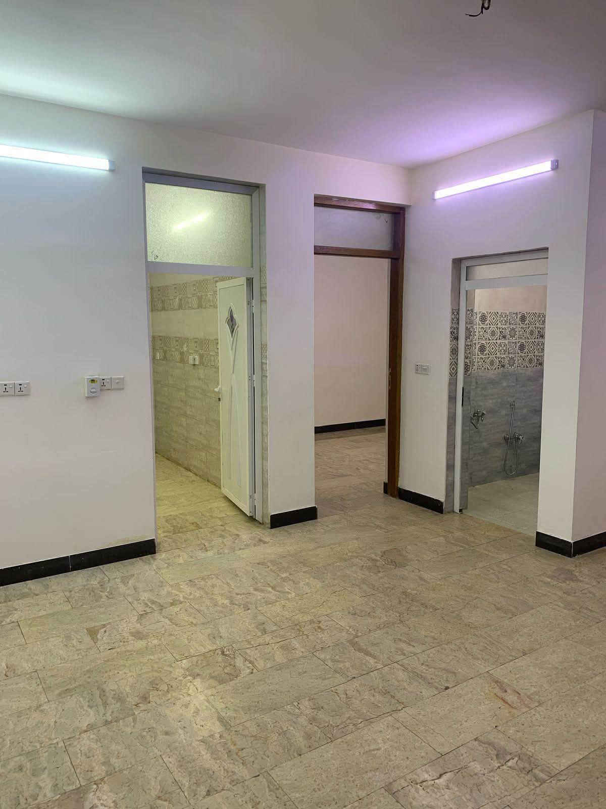 � شقق للإيجار في عمارة راقية – للعوائل فقط 🏡
📍 الموقع: الكرادة خارج – قرب حلويات أبو عفيف
📌 موقع مميز جدًا يربطك بالكرادة داخل، الكرادة خارج، والعرصات
✅ موقع استراتيجي قريب من جميع المناطق الحيوية والخدمية

🔹 الشقة:
• غرفتين نوم
• صالة
• مطبخ
• حمام
• بلكونتين بإطلالة جميلة

✨ مواصفات العمارة:
✅ مصعد كهربائي يعمل 24 ساعة
✅ حارس متواجد دائمًا
✅ تنظيف يومي للعمارة
✅ كاميرات مراقبة حديثة
✅ خزانات ماء مستقلة لكل شقة
✅ العمارة مخصصة للعوائل فقط – بيئة هادئة وآمنة

📞 للاستفسار أو المعاينة:
📱 ***********

