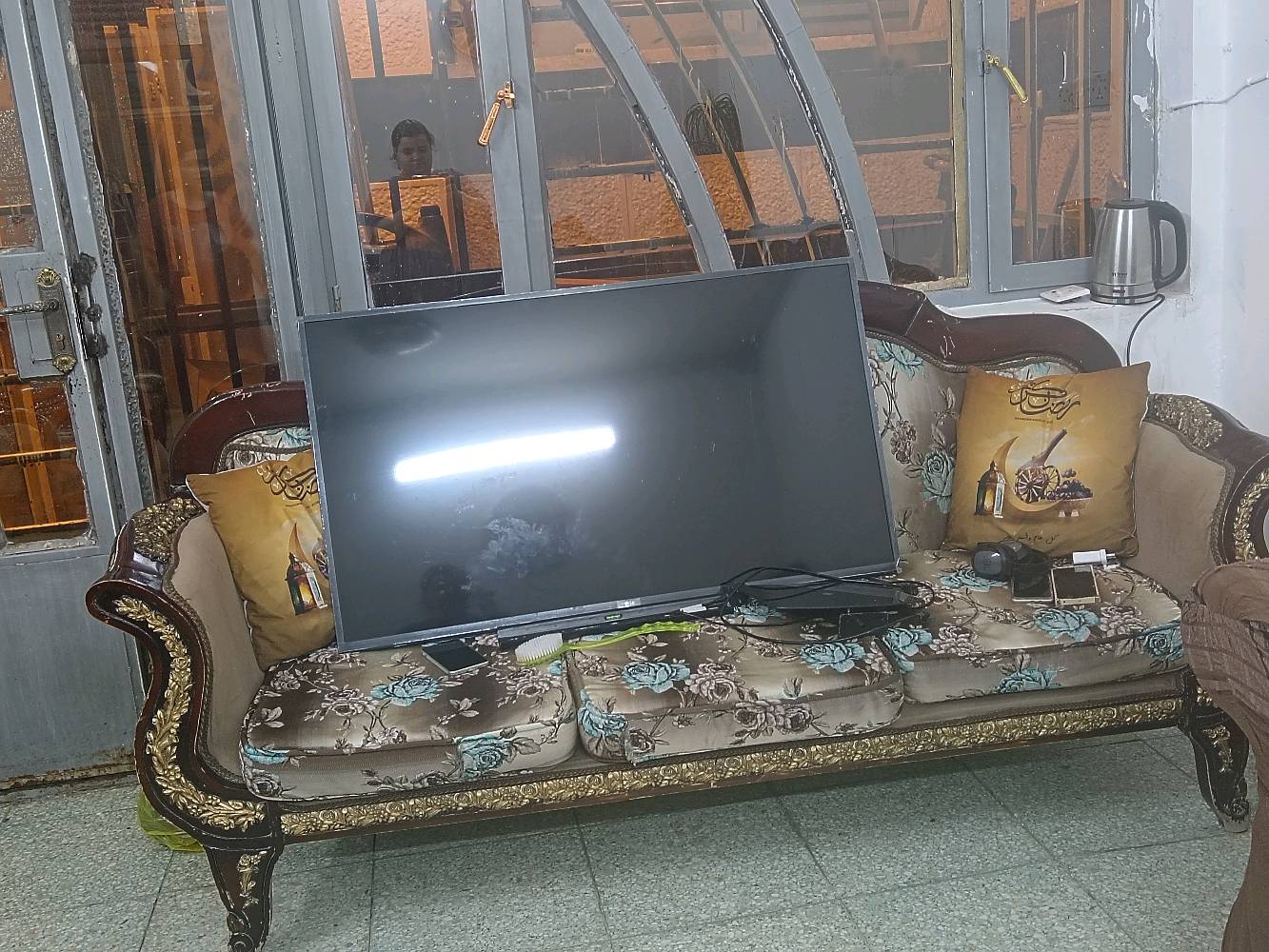 تخم قنفات للبيع مستعملة ! مصري السعر 275 قفل لعنوان الاعظمية
التخم شكد عدد القطع بالضبط، وهل بيه كنبة وكم كرسي وطاولة جانبية لو غير شي؟: 
٥ قطع ٣ كراسي وقنفتين وحدة نفرين وحدة ٣ نفرات كبيرة
ممكن تذكر شكد حالته من ناحية الخشب والإسفنج والقماش، وهل بيه أي كسر أو ترهّل أو بقع واضحة؟: 
الخشب يعني مو جديد
نعم 
البيع استلام من الاعظمية فقط لو ممكن توصيل؟ وهل السعر قابل للمساومة بشكل بسيط لو ثابت؟: 
استلام فقط قفل