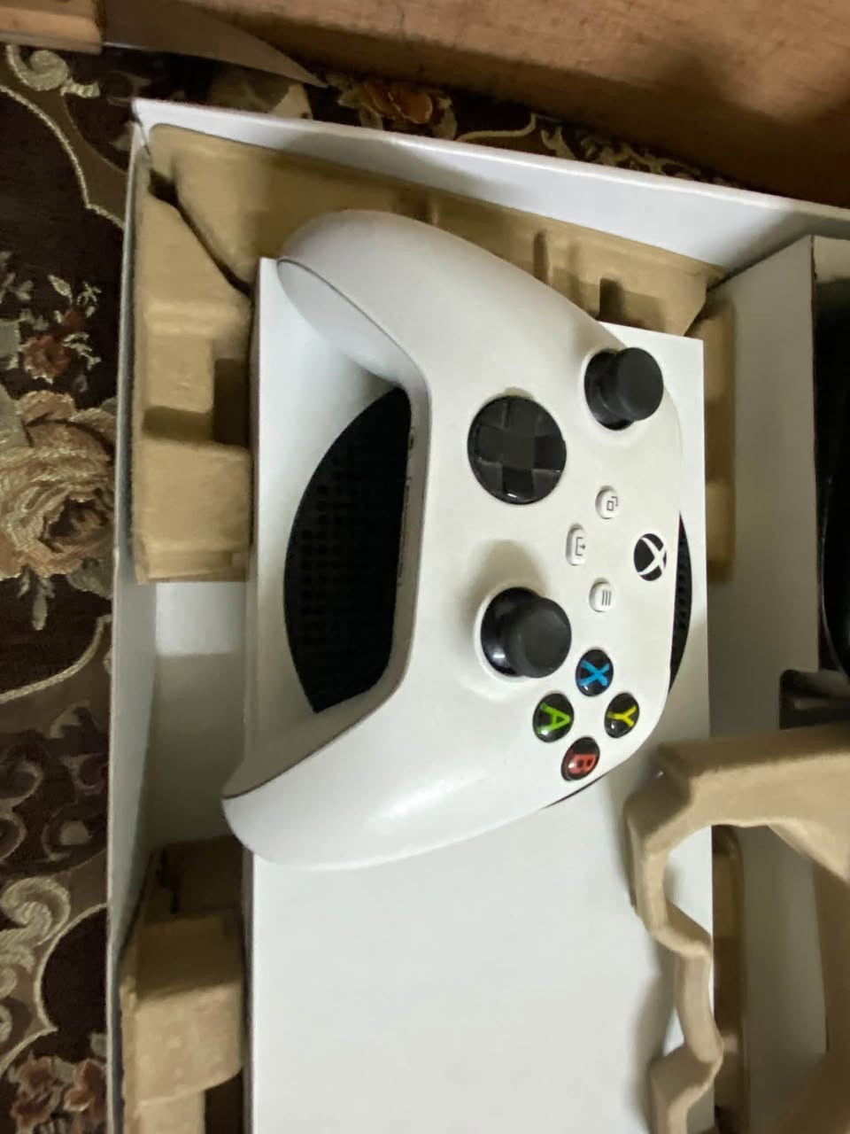 لسلام عليكم شباب اكسبوكس سيريس اس للبيع نص تيرة 512GB الجهاز كامل من كل ملحقاتة جوستكات ثنين مروحة تبريد وايرات الجهاز كله كامل  ويجي ويا احساب بي العاب اسسن العراق سعر العبة 70الف وفيفا 25 سعره 20 الف وبلاك اوبس سعره 23 الف ورددن ردبشن سعره 30 الجهاز كامل من كلشي ول جوستك الثانية الون مالته اصدار محدود تكدر تبيعه وحد بسعر اغلى من الجوستك العادية الجهاز اصدار 2021 سعرة500 وبي مجال للشراي 
مكان بغداد 
الرقم ‪***********
