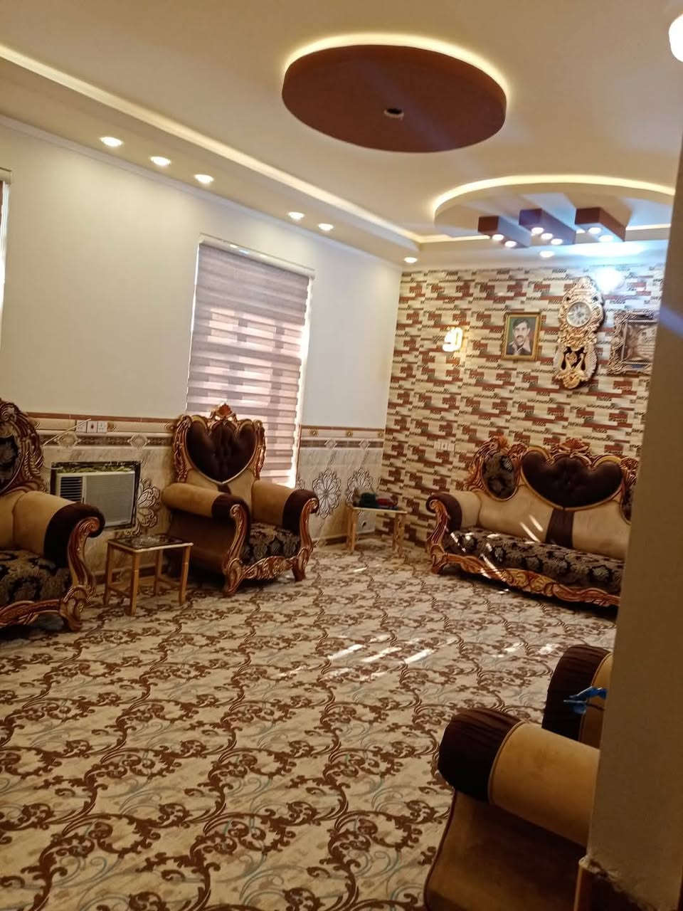 سلام عليكمم بيت للبيع مساحته 250 م بناء طابوك الواجهه 12 نزال 25 البيت كامل بس الواجهه مالته مكامله البيت يحتوي عل غرف 2 جوه +ستقبال +حولي مطبخ حار  +بارد +غرف 3 فوك.+ 3 حمامات +وترك+ حديقه  البيت كامل بس واجهيه نقص وشتايكر مكانه البيت بسبع البور منطقه ل16 قريب علا بانزيخانه الاحمدي البيت بصف الركن طابو صرف عل كاضميه  رقمي *********** وبي واتس اب

